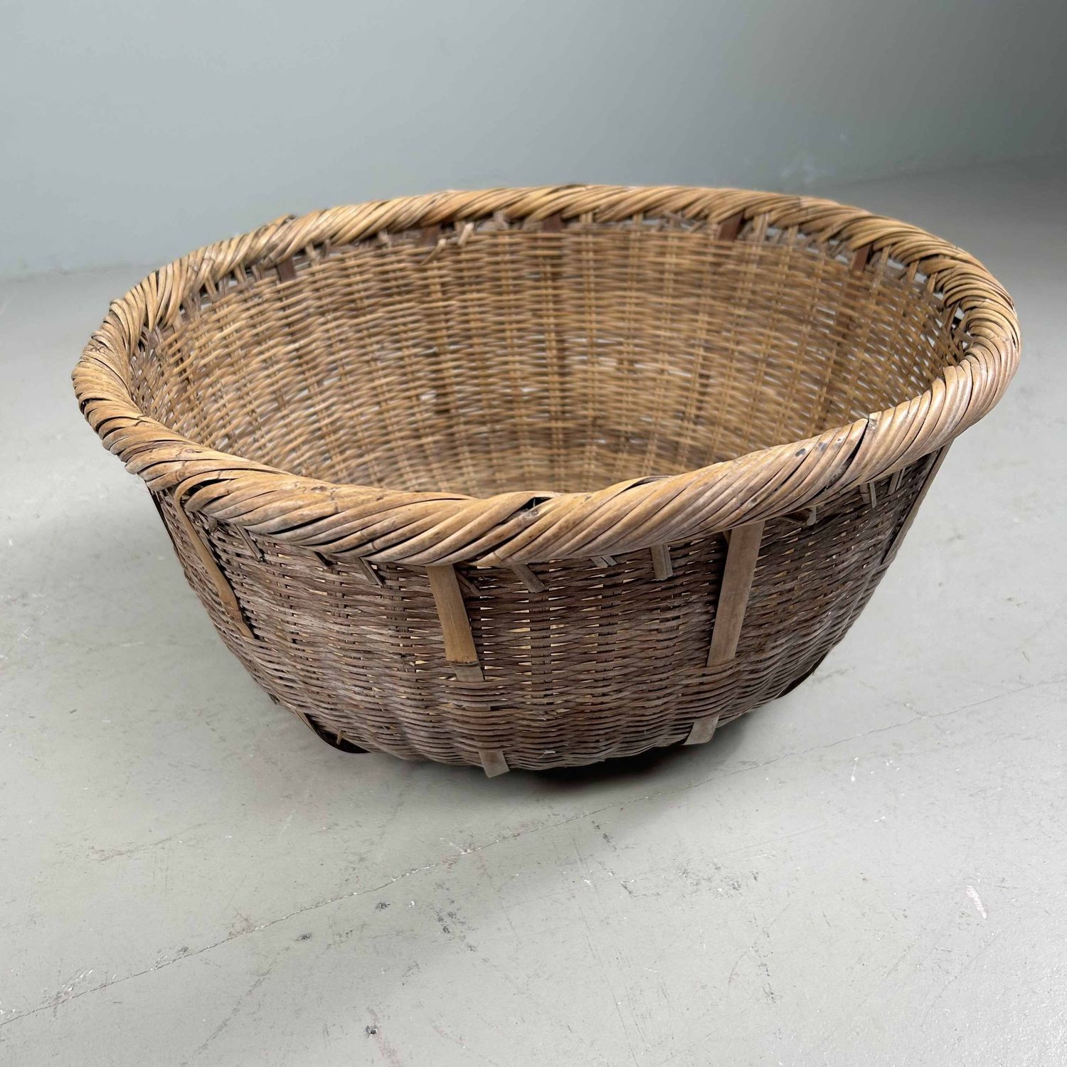 Traditionele Bamboe Oogstmand, Japan, jaren '40. Traditionele Bamboe Oogstmand, Japan, jaren '40.