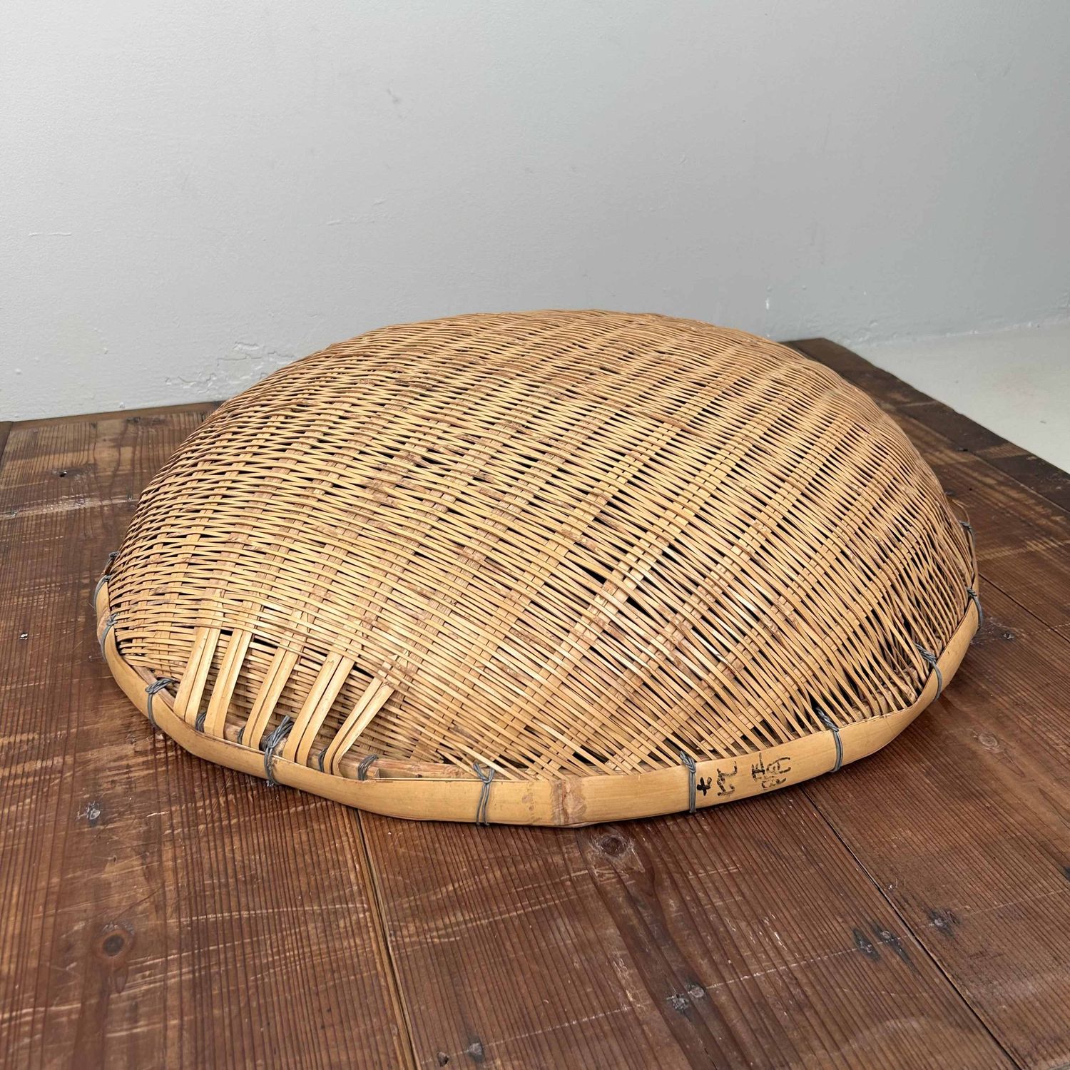 Japanse Hand-Gevlochten Bamboe Rieten Oogstmand, Shōwa periode. Japanse Hand-Gevlochten Bamboe Rieten Oogstmand, Shōwa periode.
