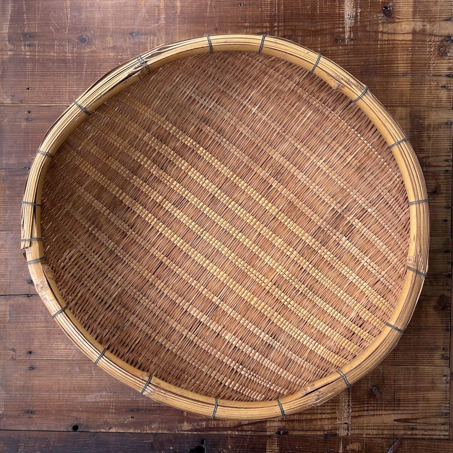 Japanse Hand-Gevlochten Bamboe Rieten Oogstmand, Shōwa periode. Japanse Hand-Gevlochten Bamboe Rieten Oogstmand, Shōwa periode.