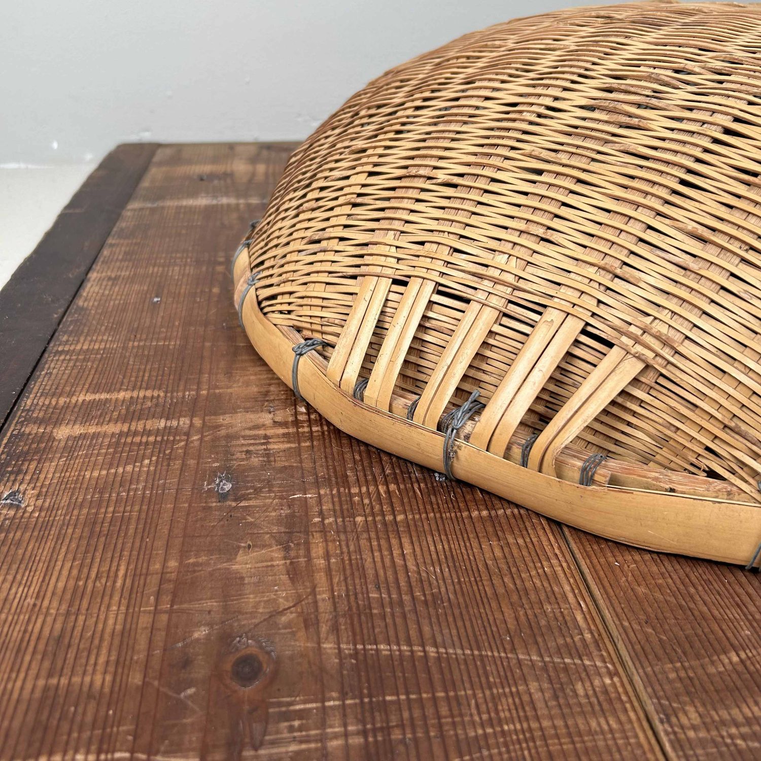 Japanse Hand-Gevlochten Bamboe Rieten Oogstmand, Shōwa periode. Japanse Hand-Gevlochten Bamboe Rieten Oogstmand, Shōwa periode.