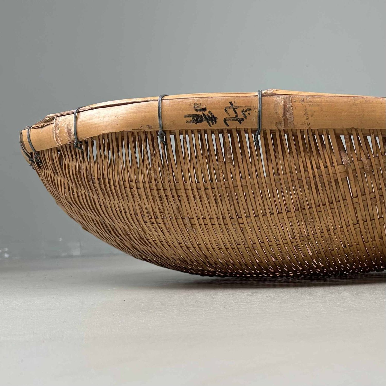 Japanse Hand-Gevlochten Bamboe Rieten Oogstmand, Shōwa periode. Japanse Hand-Gevlochten Bamboe Rieten Oogstmand, Shōwa periode.