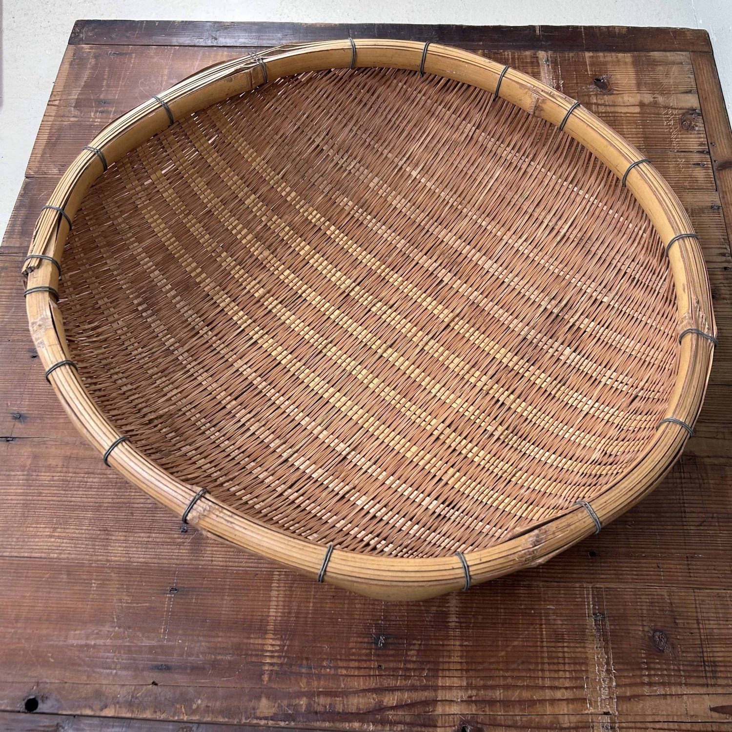 Japanse Hand-Gevlochten Bamboe Rieten Oogstmand, Shōwa periode. Japanse Hand-Gevlochten Bamboe Rieten Oogstmand, Shōwa periode.