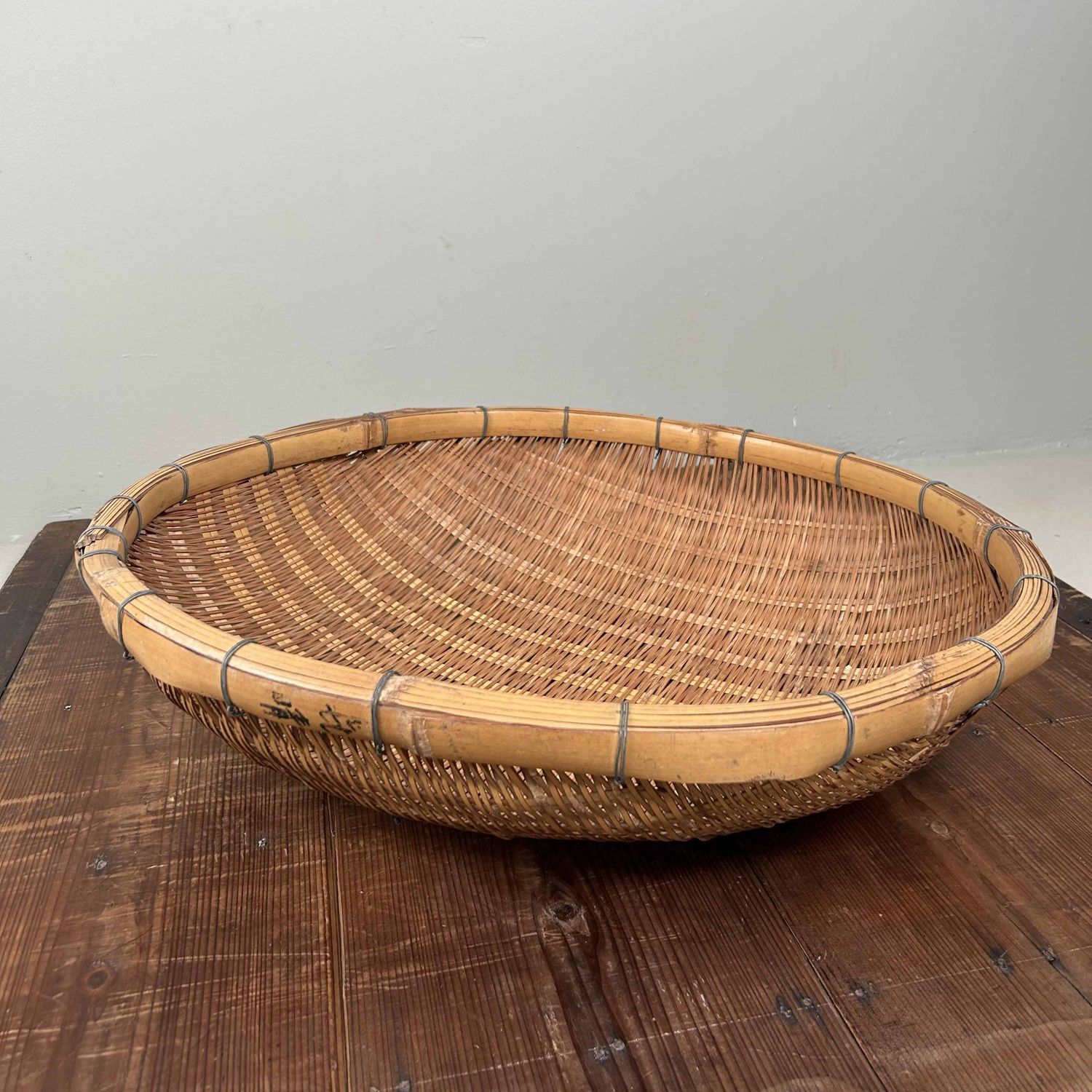 Japanse Hand-Gevlochten Bamboe Rieten Oogstmand, Shōwa periode. Japanse Hand-Gevlochten Bamboe Rieten Oogstmand, Shōwa periode.