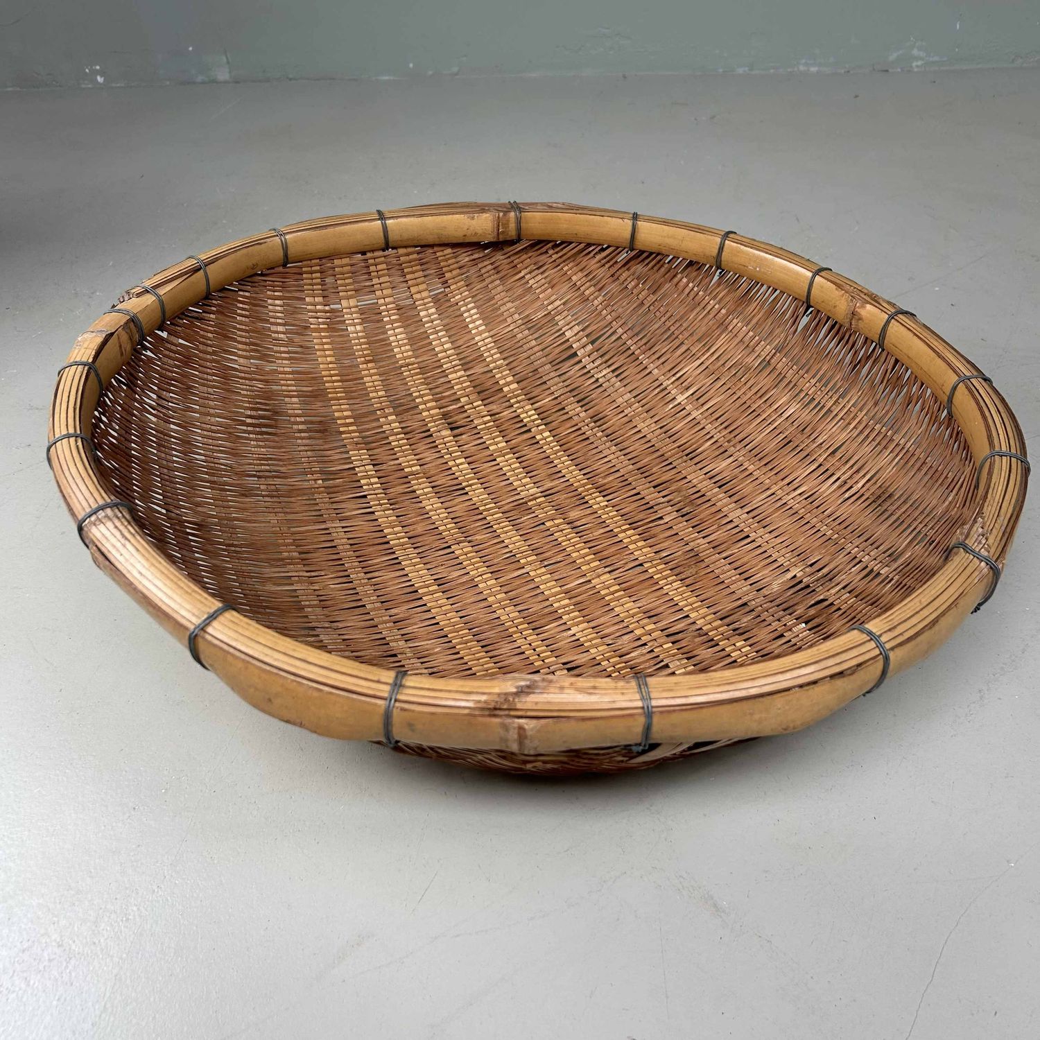 Japanse Hand-Gevlochten Bamboe Rieten Oogstmand, Shōwa periode. Japanse Hand-Gevlochten Bamboe Rieten Oogstmand, Shōwa periode.