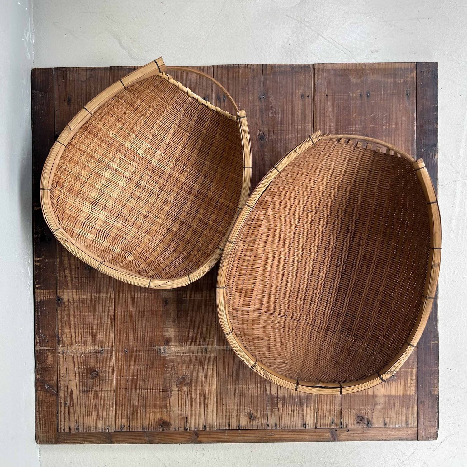 Set Japanse Kago Zaru Droogmanden, Bamboe, Shōwa periode. Set Japanse Kago Zaru Droogmanden, Bamboe, Shōwa periode.