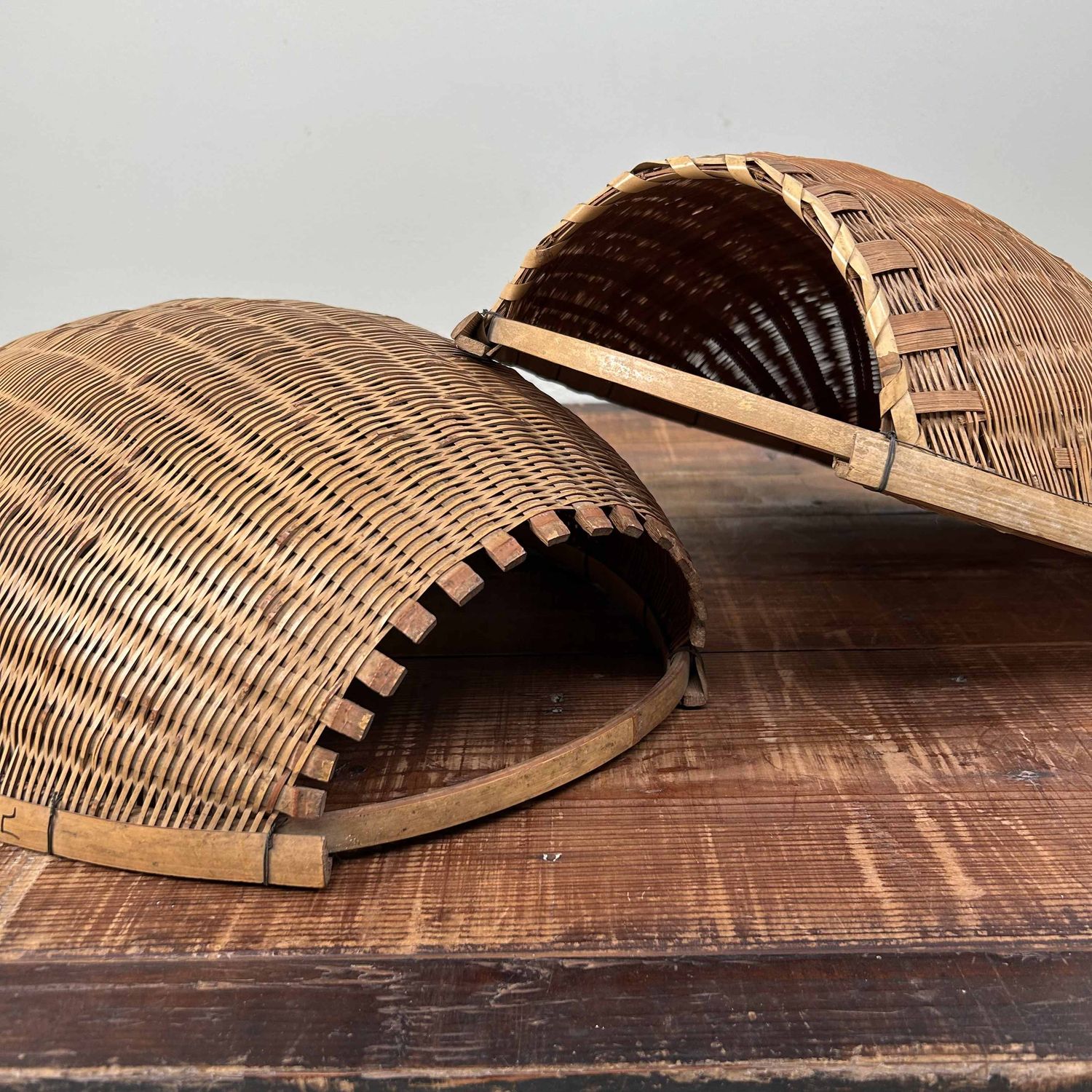 Set Japanse Kago Zaru Droogmanden, Bamboe, Shōwa periode. Set Japanse Kago Zaru Droogmanden, Bamboe, Shōwa periode.