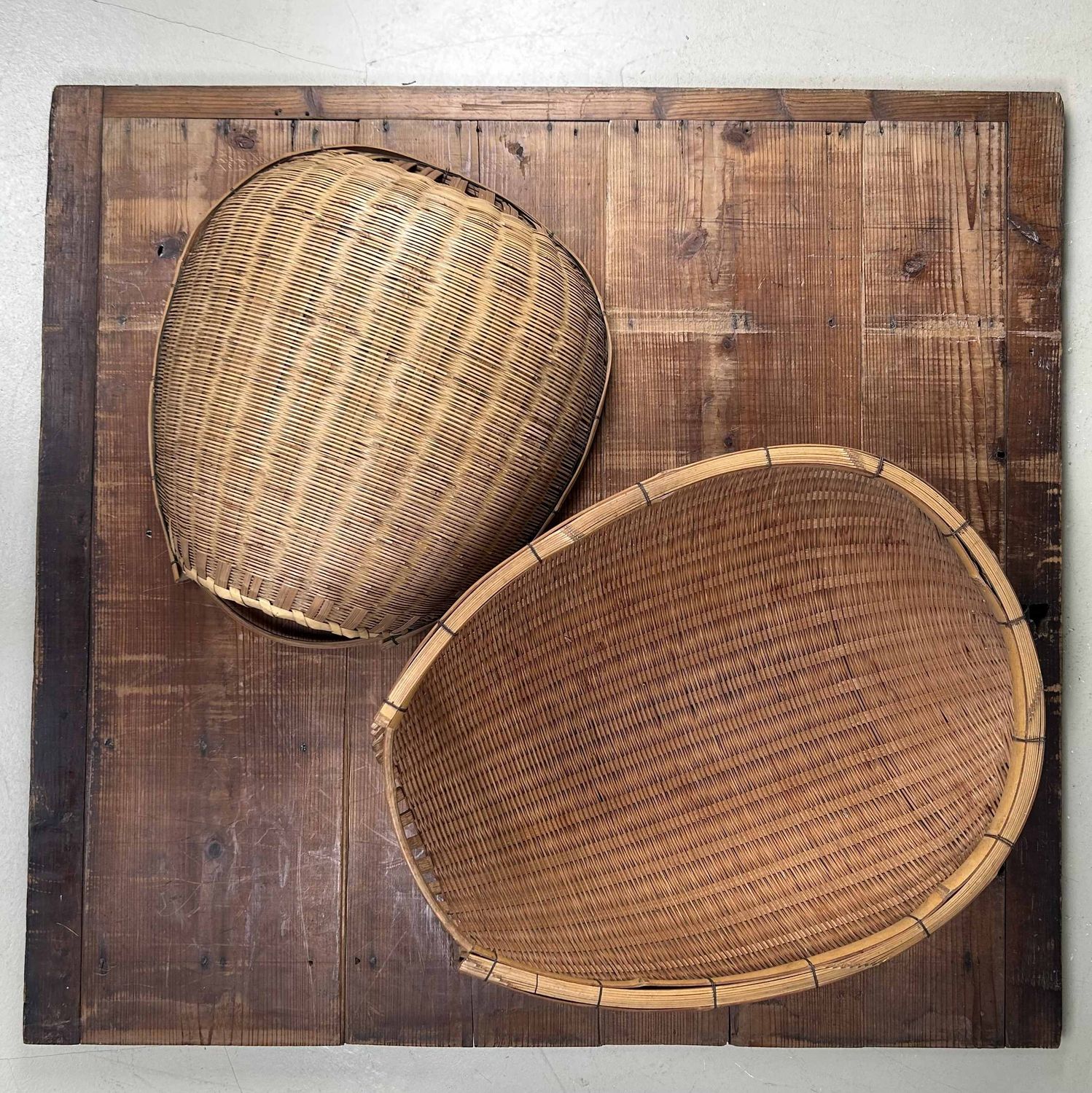 Set Japanse Kago Zaru Droogmanden, Bamboe, Shōwa periode. Set Japanse Kago Zaru Droogmanden, Bamboe, Shōwa periode.