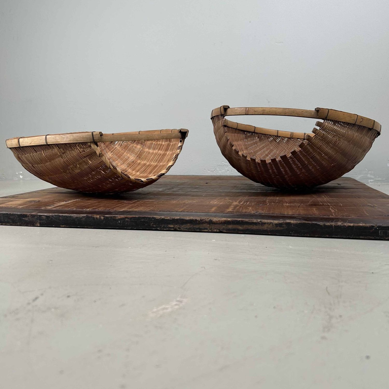 Set Japanse Kago Zaru Droogmanden, Bamboe, Shōwa periode. Set Japanse Kago Zaru Droogmanden, Bamboe, Shōwa periode.