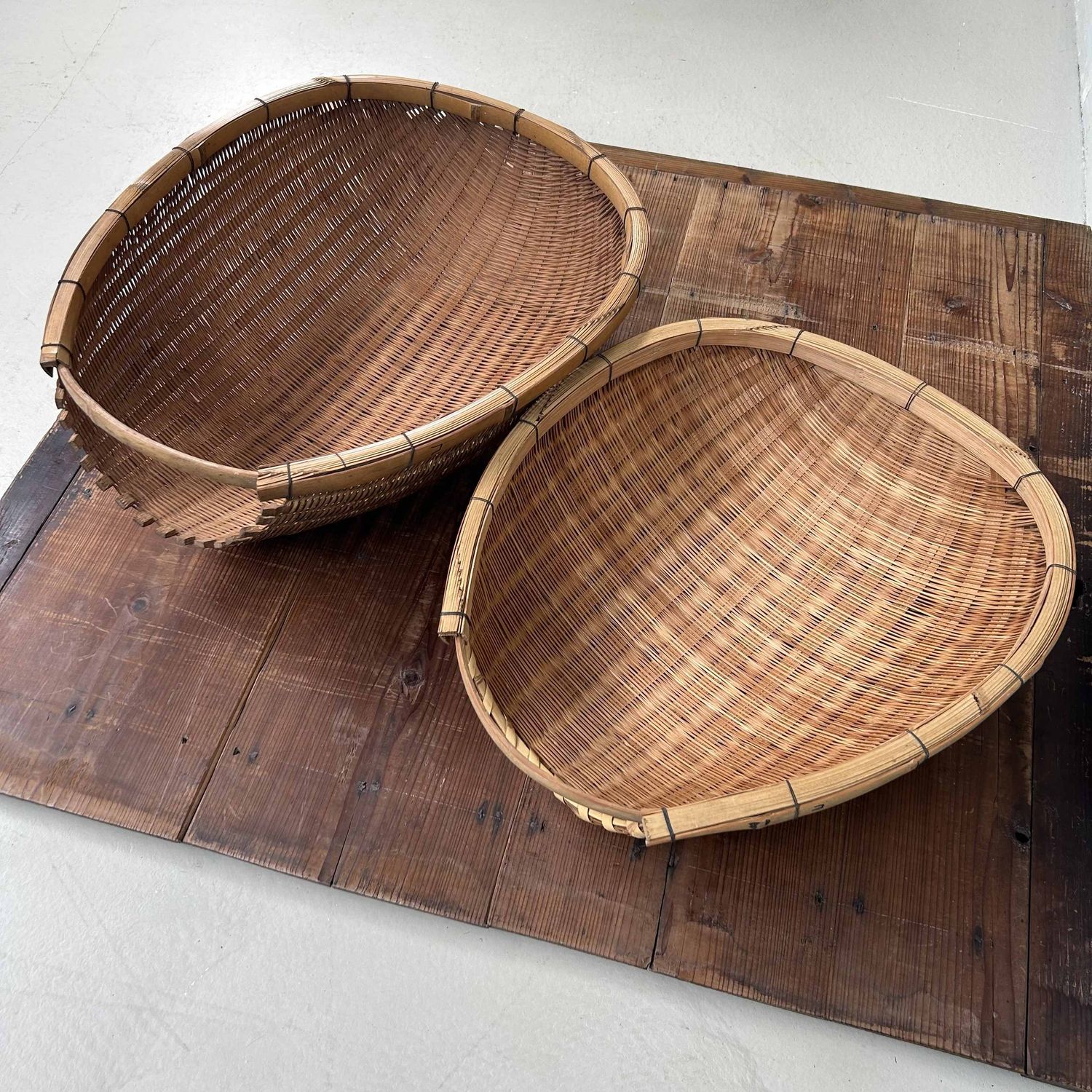 Set Japanse Kago Zaru Droogmanden, Bamboe, Shōwa periode. Set Japanse Kago Zaru Droogmanden, Bamboe, Shōwa periode.