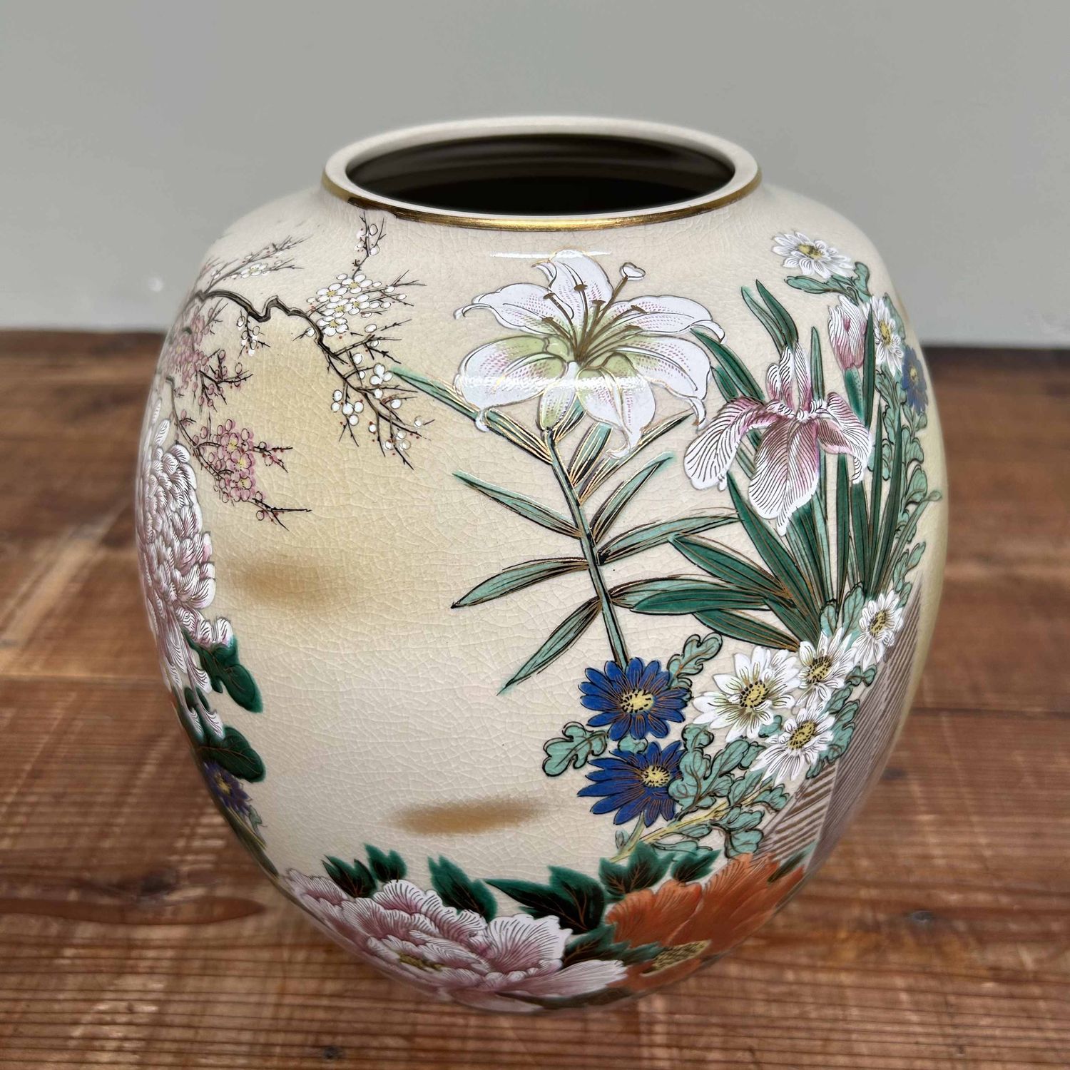 Japanese Kutani (九谷焼) Ikebana flower vase from the 1970s.