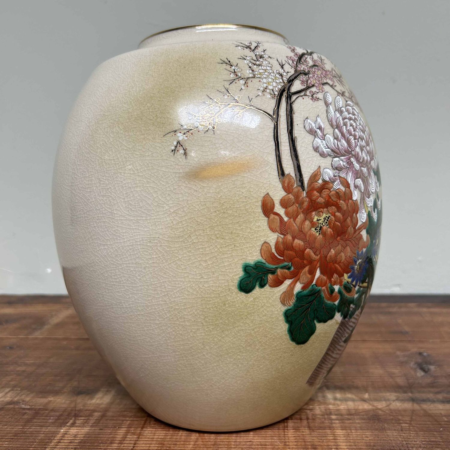 Japanese Kutani (九谷焼) Ikebana flower vase from the 1970s.