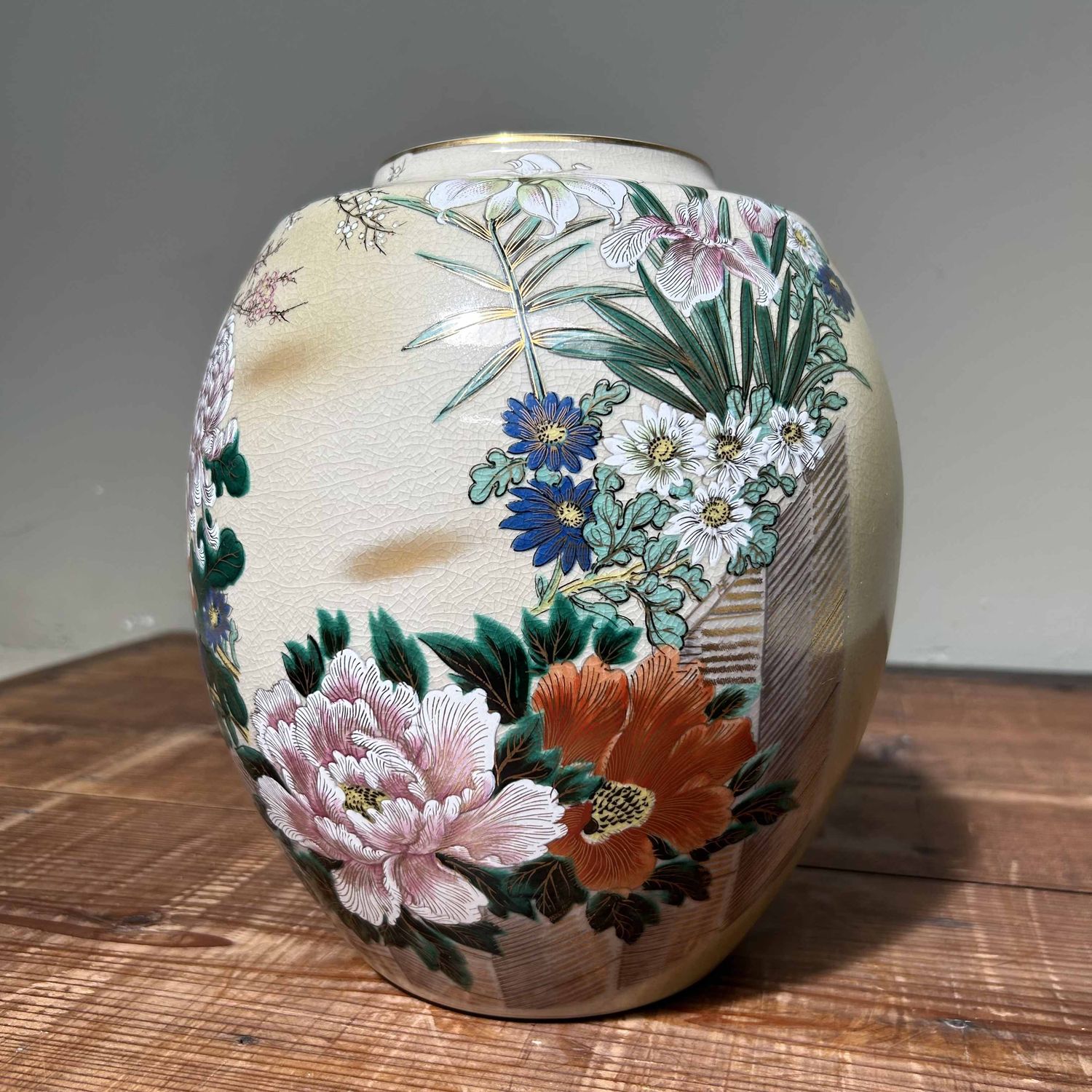 Japanese Kutani (九谷焼) Ikebana flower vase from the 1970s.
