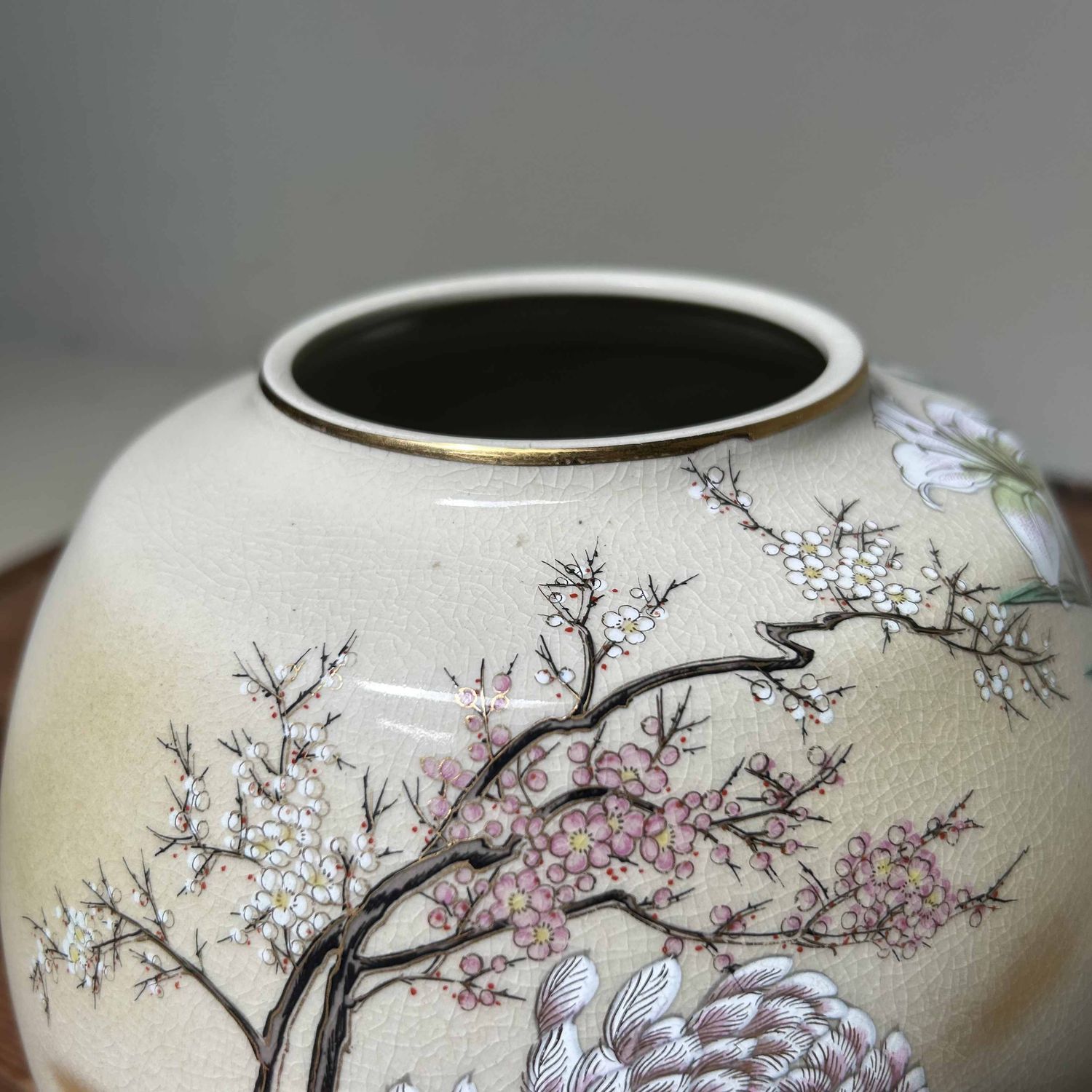 Japanese Kutani (九谷焼) Ikebana flower vase from the 1970s.