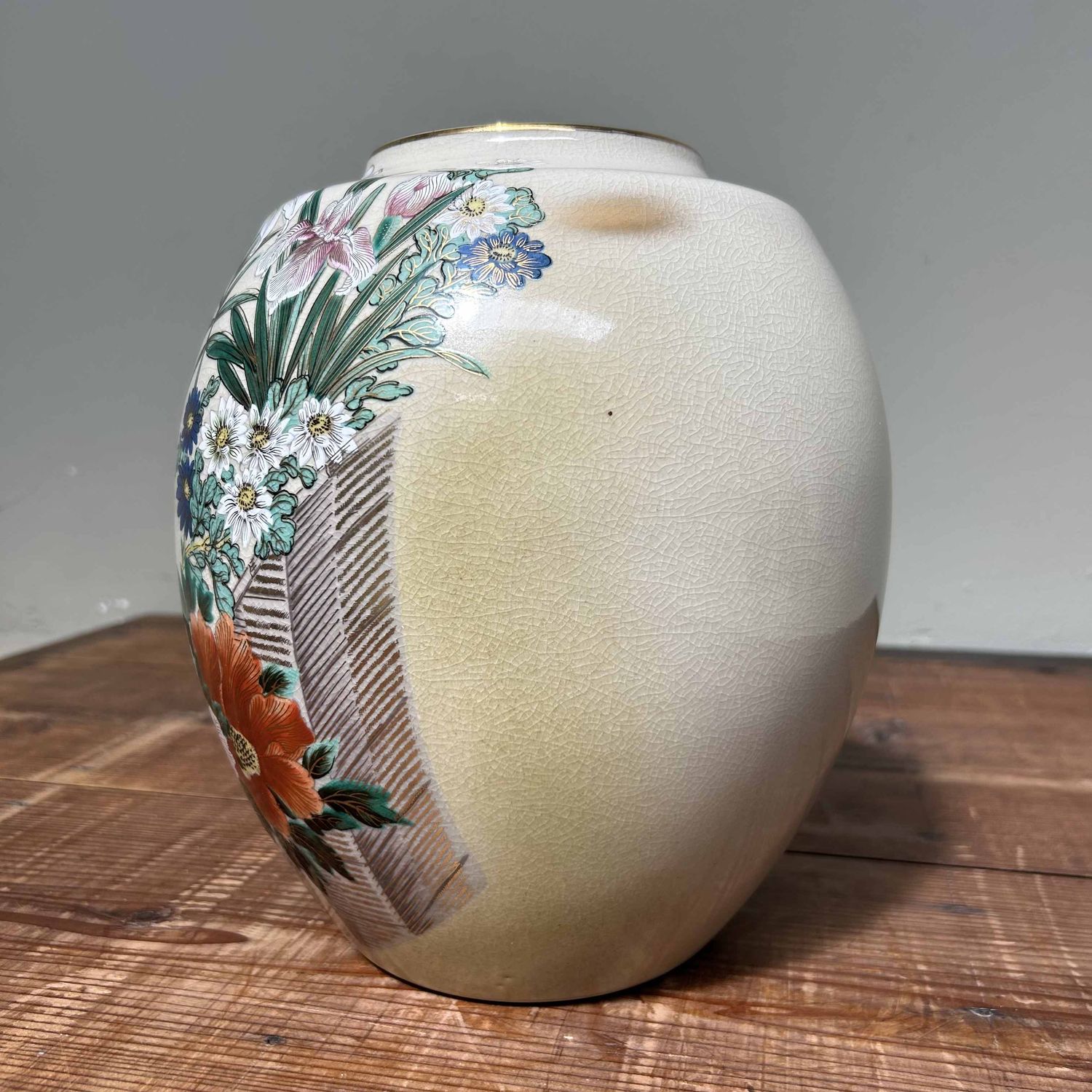 Japanese Kutani (九谷焼) Ikebana flower vase from the 1970s.