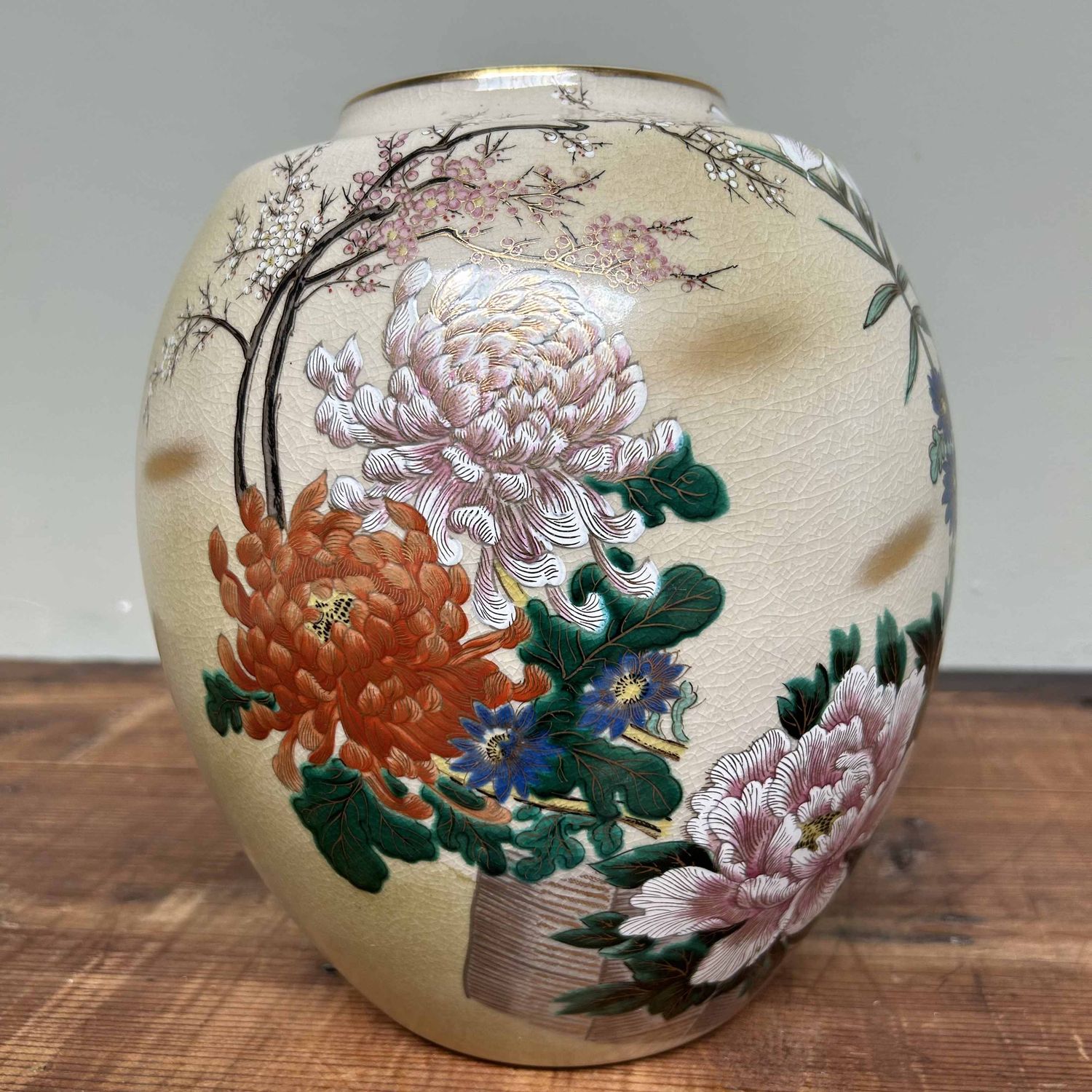 Japanese Kutani (九谷焼) Ikebana flower vase from the 1970s.