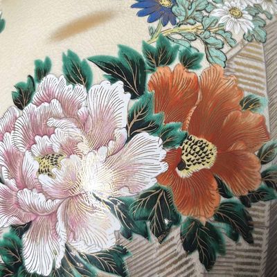 Japanese Kutani (九谷焼) Ikebana flower vase from the 1970s.