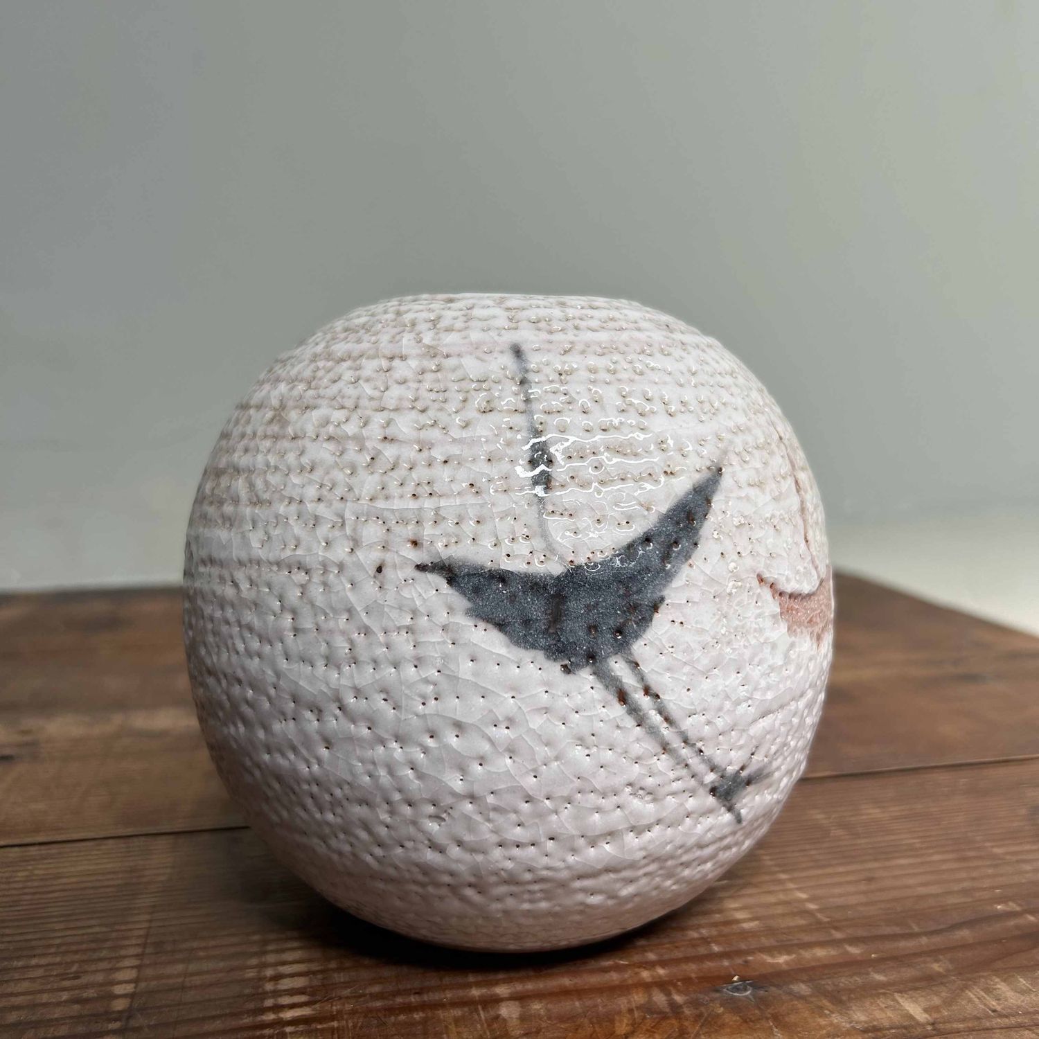 Kikyoya (桔梗屋窯), Shino Ware, Ikebana Vase, 'Cranes', Japan.