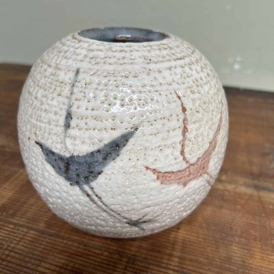 Kikyoya 桔梗屋窯, Shino Ware, Ikebana Bloemenvaas, 'Kraanvogels', Japan.
