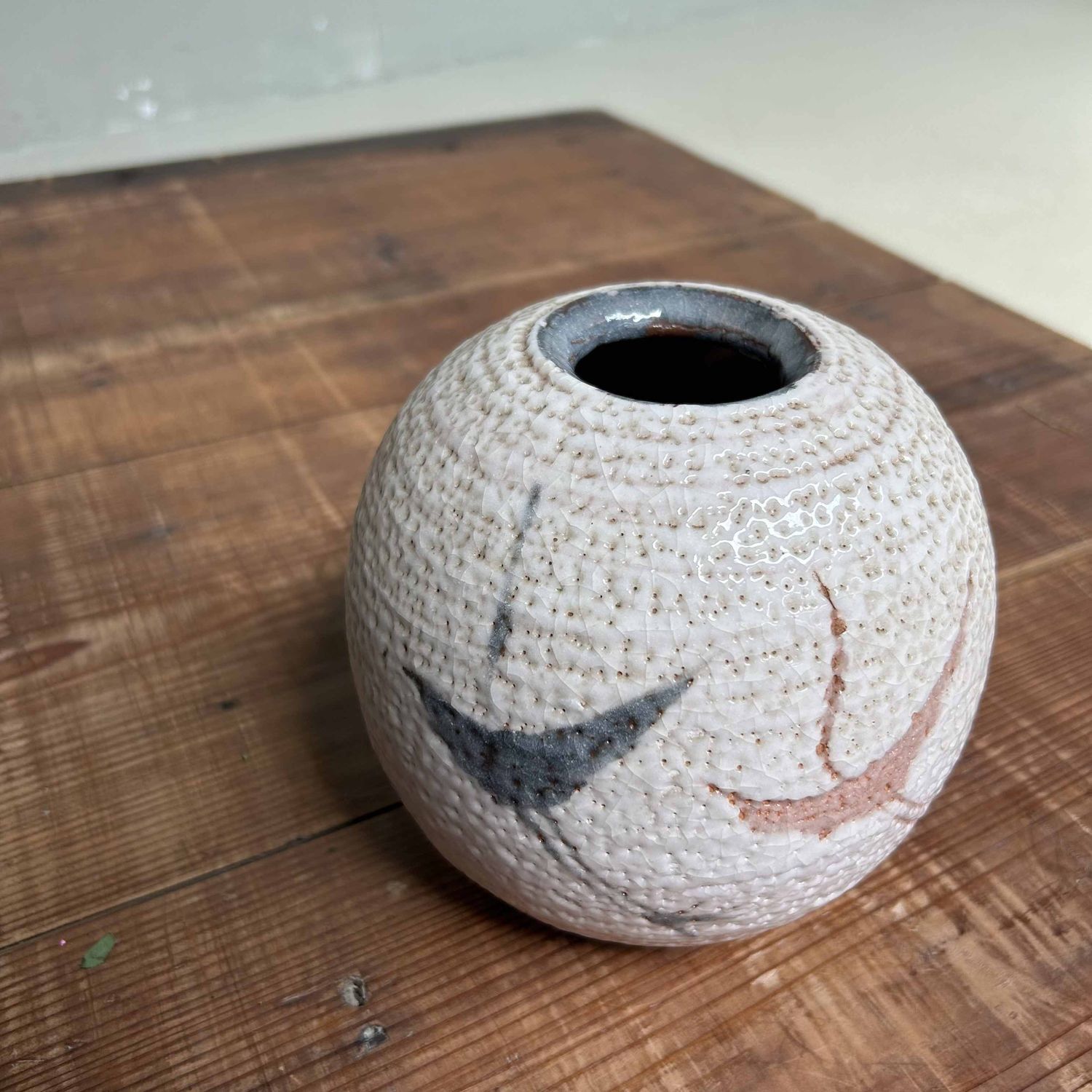 Kikyoya (桔梗屋窯), Shino Ware, Ikebana Vase, 'Cranes', Japan.