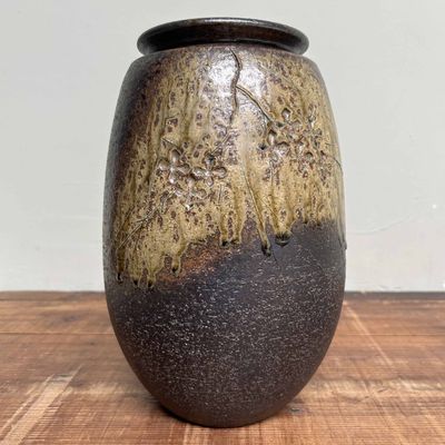 Shigaraki Yaki Ikebana flower vase, Shōwa period, Japan.