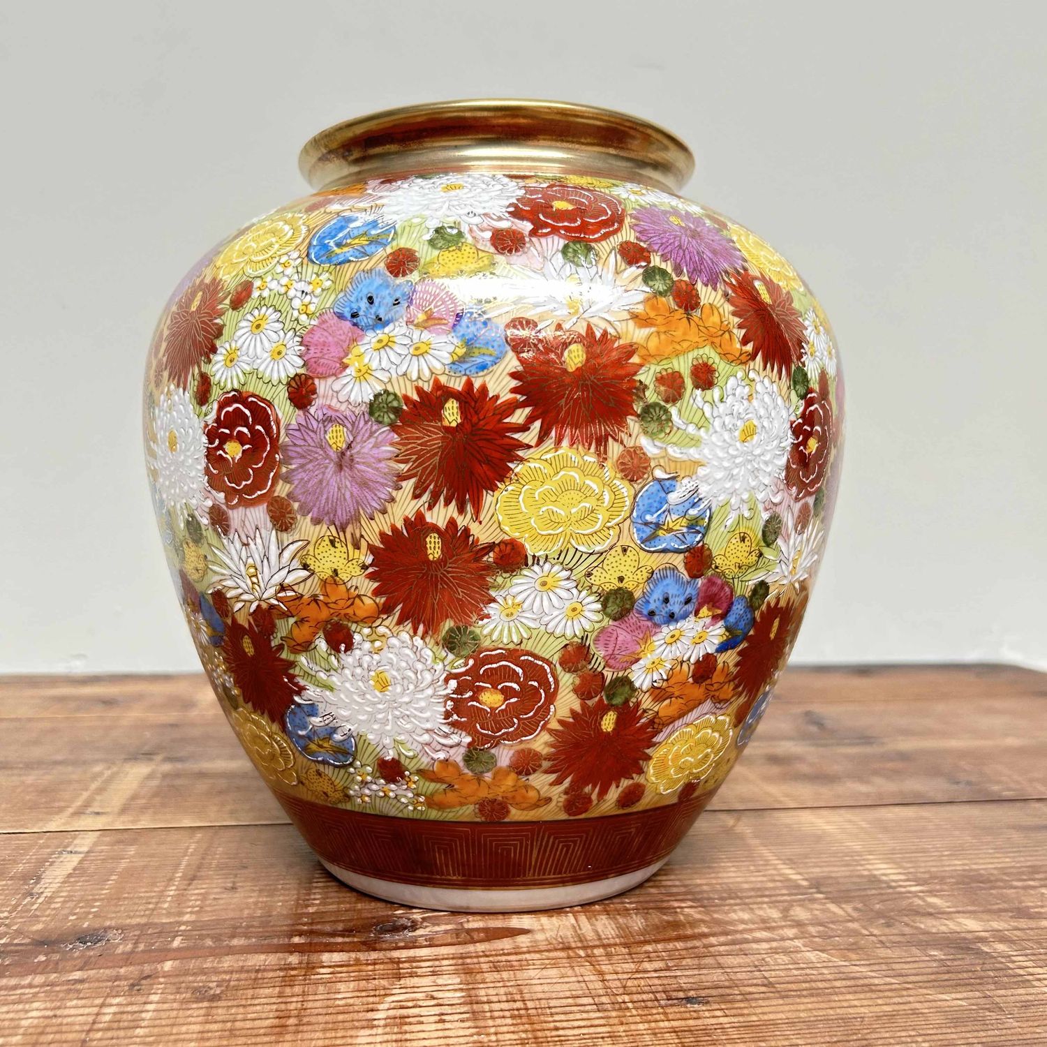Kyuyo Kutani Porcelain Ikebana Flower Vase, Shōwa period, Japan.