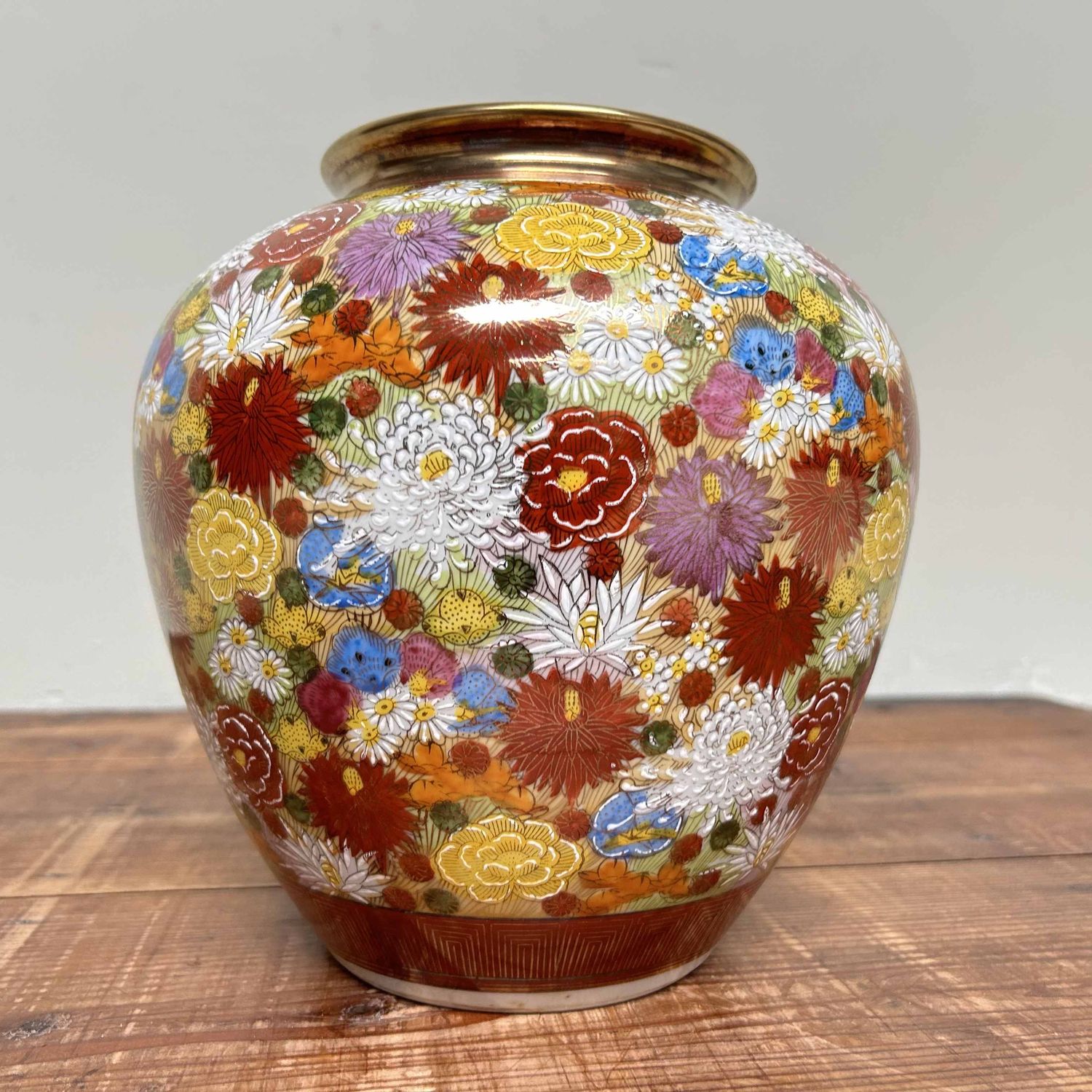 Kyuyo Kutani Porcelain Ikebana Flower Vase, Shōwa period, Japan.