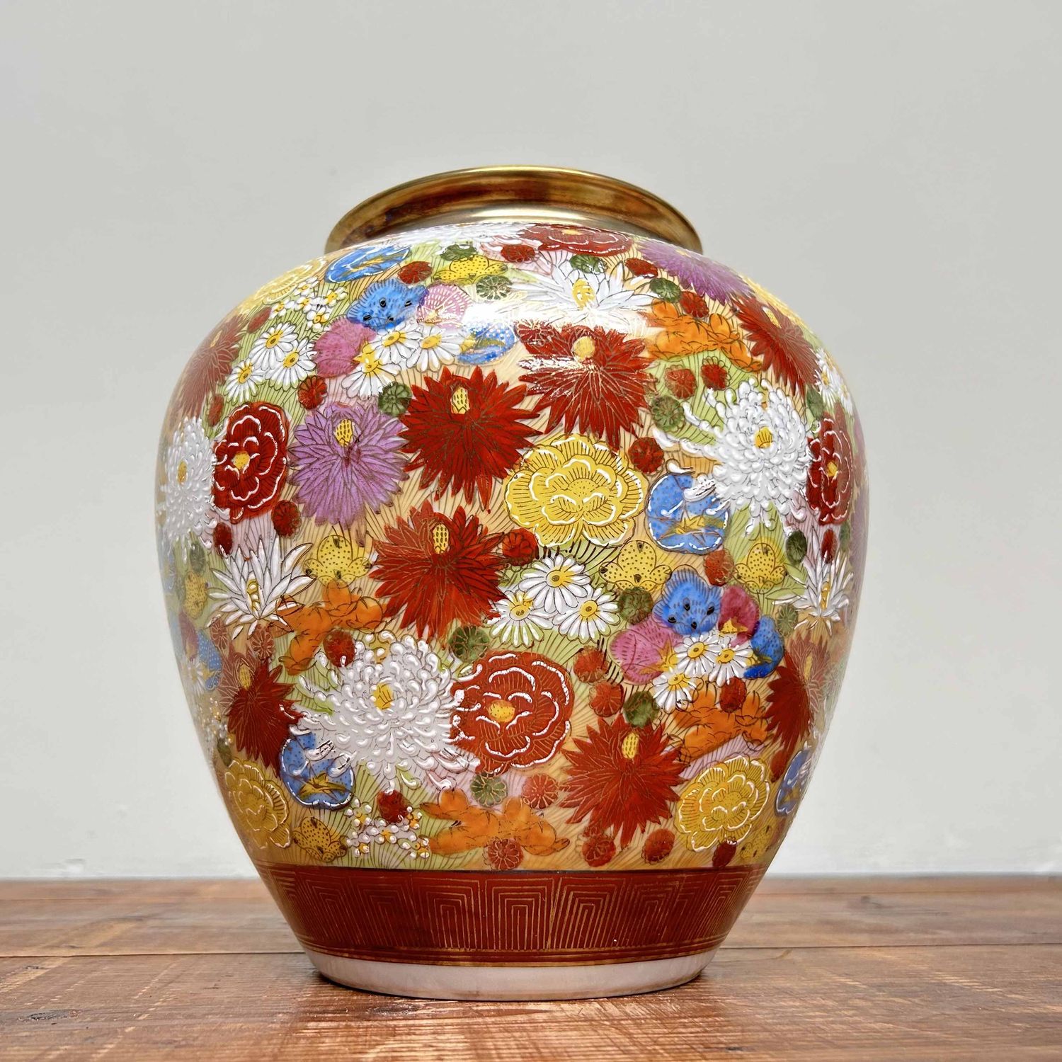 Kyuyo Kutani Porcelain Ikebana Flower Vase, Shōwa period, Japan.