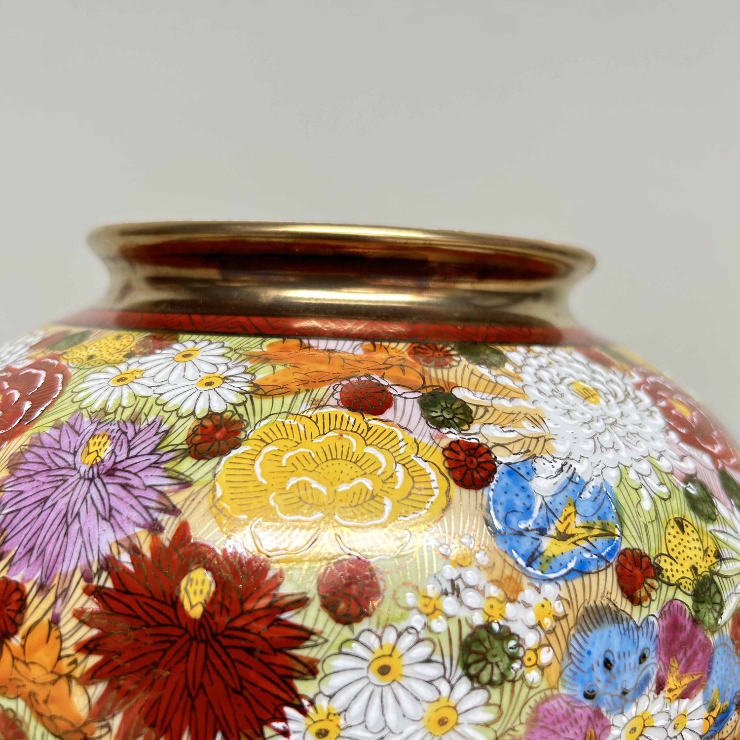 Kyuyo Kutani Porcelain Ikebana Flower Vase, Shōwa period, Japan.