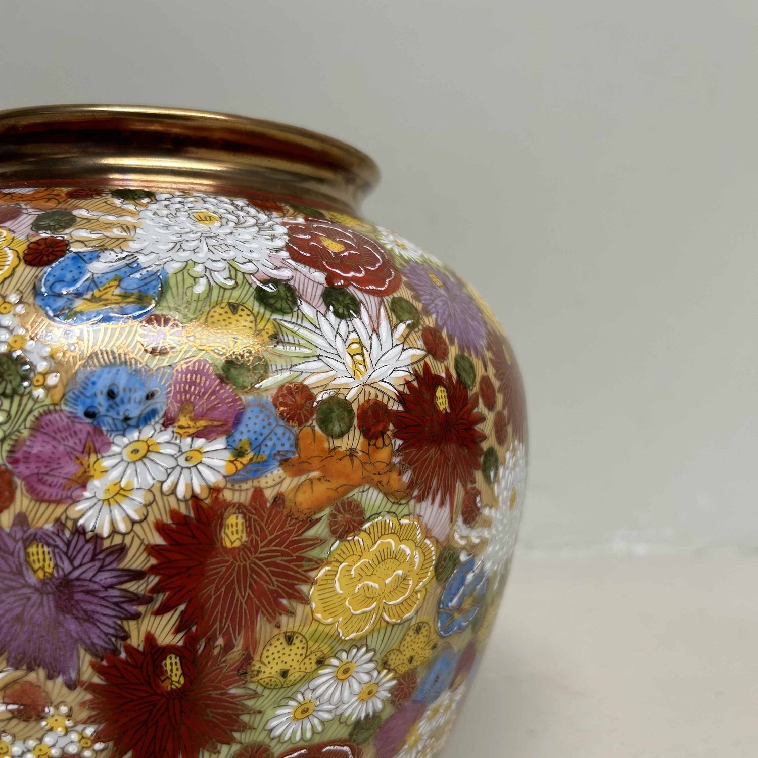 Kyuyo Kutani Porcelain Ikebana Flower Vase, Shōwa period, Japan.