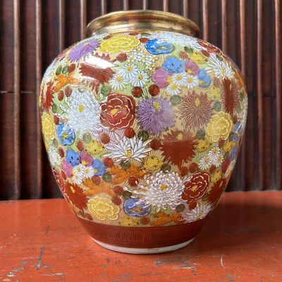 Kyuyo Kutani Porcelain Ikebana Flower Vase, Shōwa period, Japan.