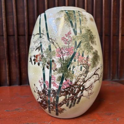 Tōsai-Gama 陶彩窯 Kutani Yaki, Bloemenvaas 'Bamboe', Shōwa-periode, Japan.