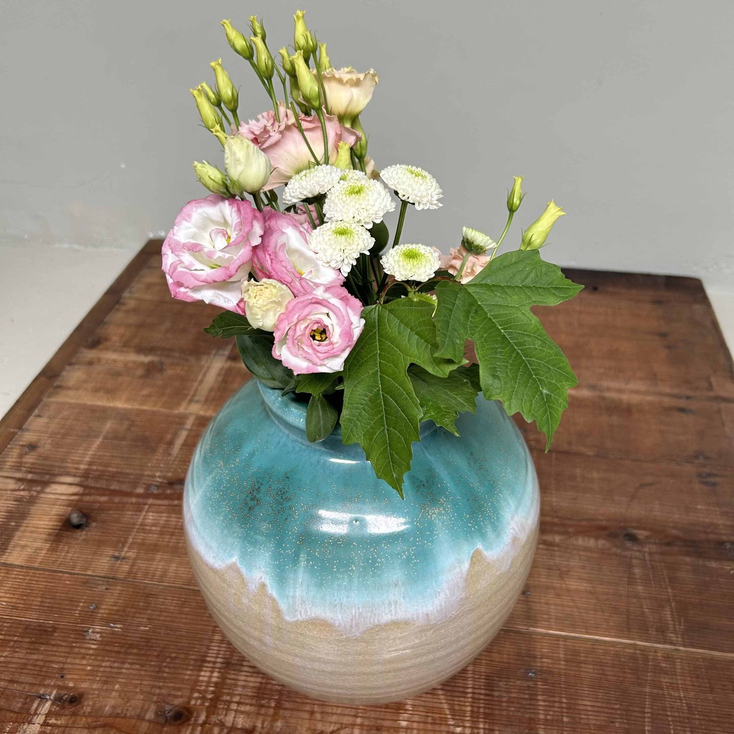 Takakuragu Hamaya, Ikebana Bloemenvaas, Ueno Yaki, Japan.