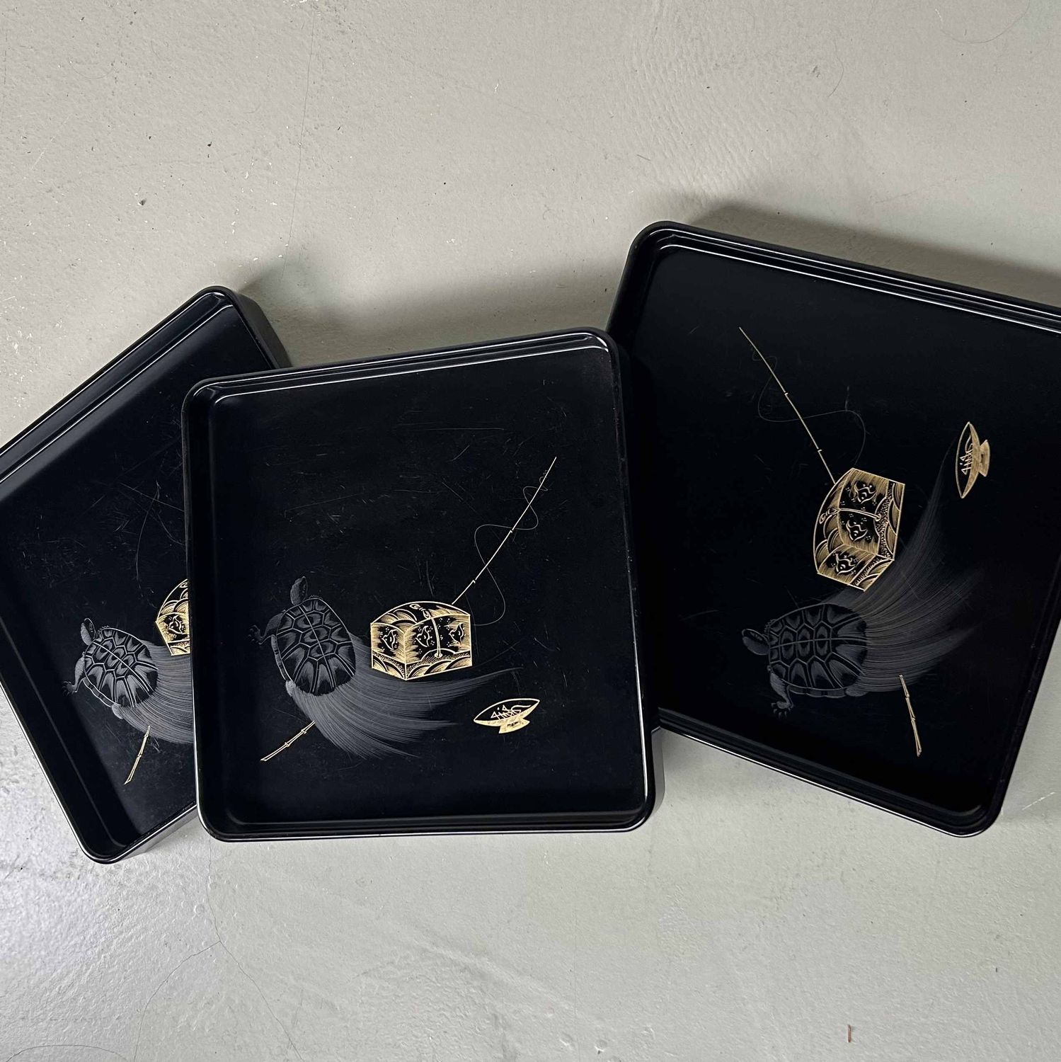 Urushi Lakwerk 'Minogame' Dienblad, Meiji-periode, Japan.