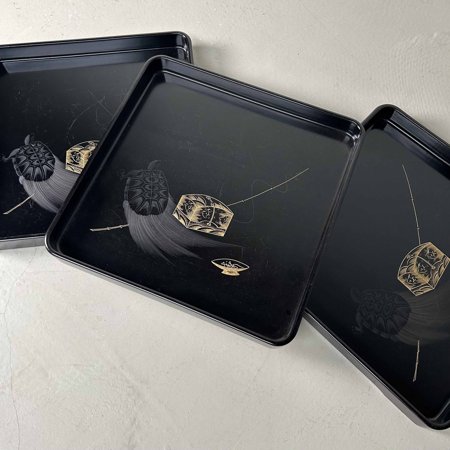 Urushi Lakwerk 'Minogame' Dienblad, Meiji-periode, Japan.