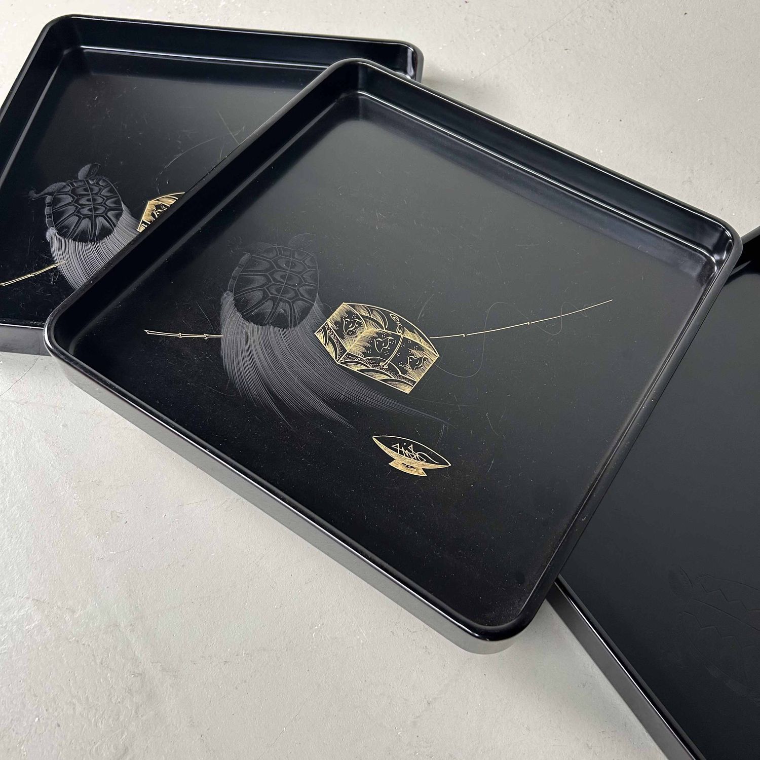 Urushi Lakwerk 'Minogame' Dienblad, Meiji-periode, Japan.