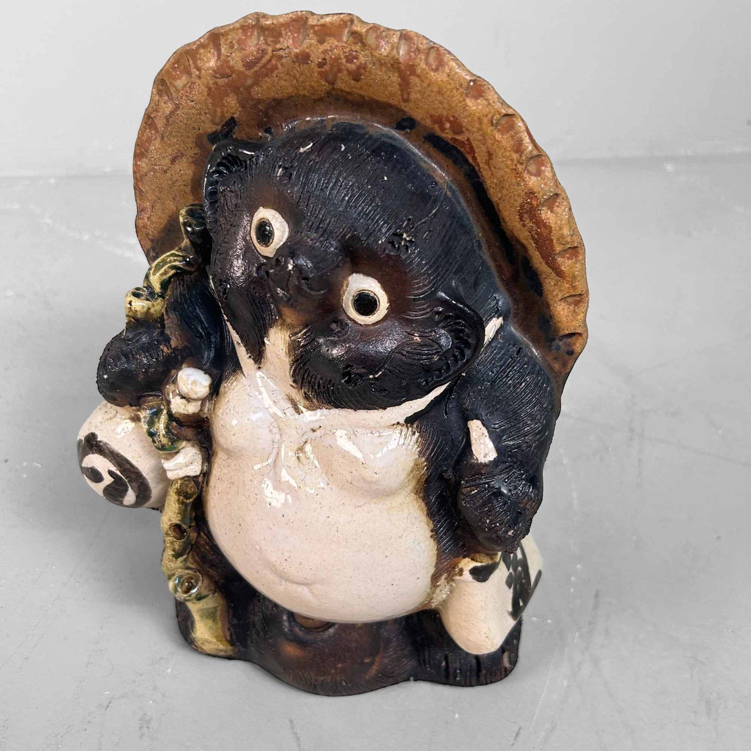 Decoratief Tanuki 狸 Beeld, Shigaraki Aardewerk, Shōwa-periode, Japan.