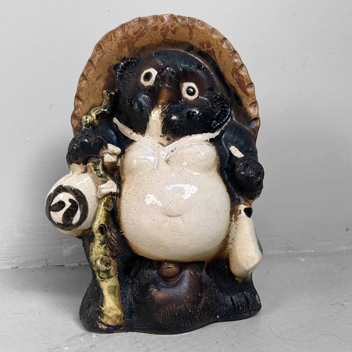 Decoratief Tanuki 狸 Beeld, Shigaraki Aardewerk, Shōwa-periode, Japan.