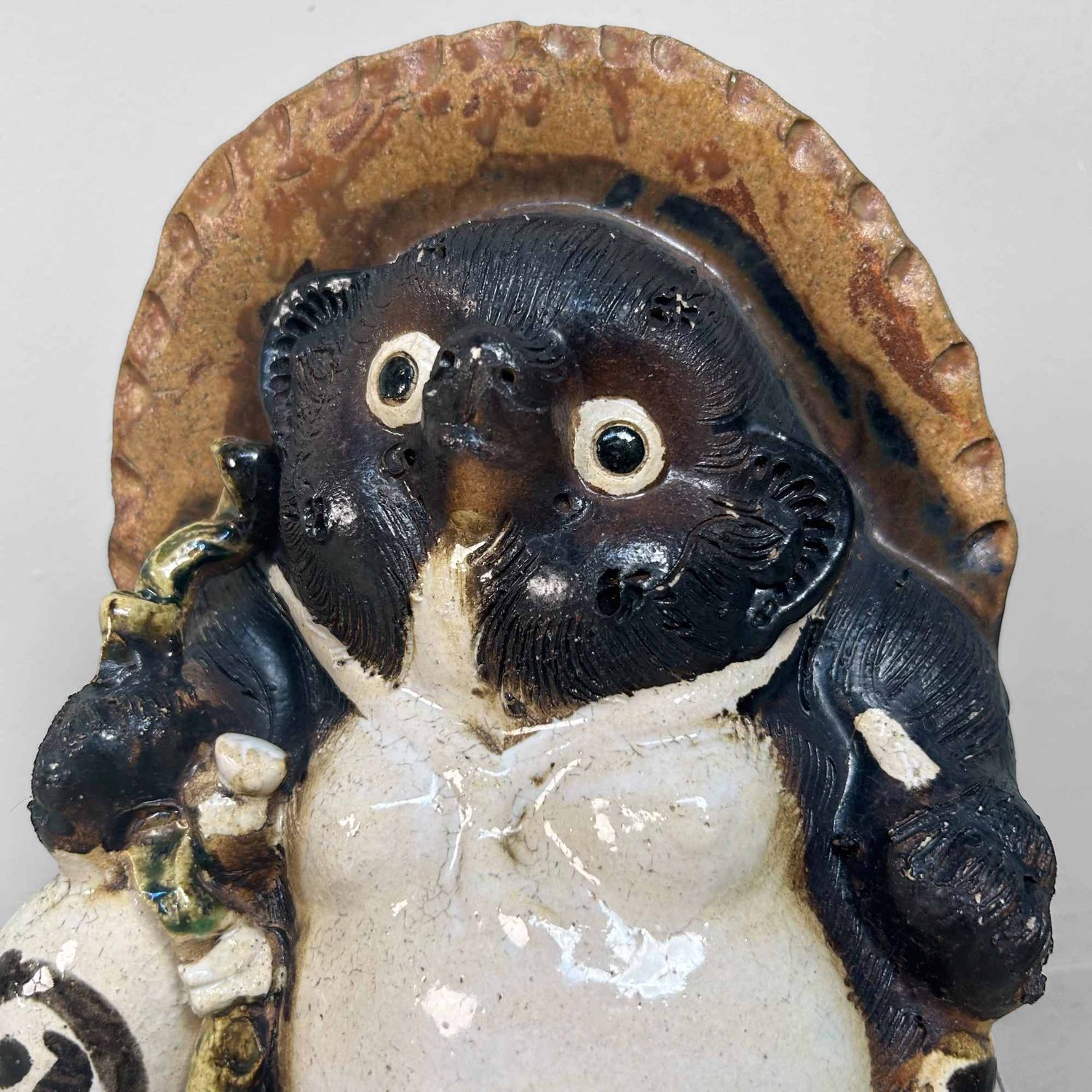 Decoratief Tanuki 狸 Beeld, Shigaraki Aardewerk, Shōwa-periode, Japan.