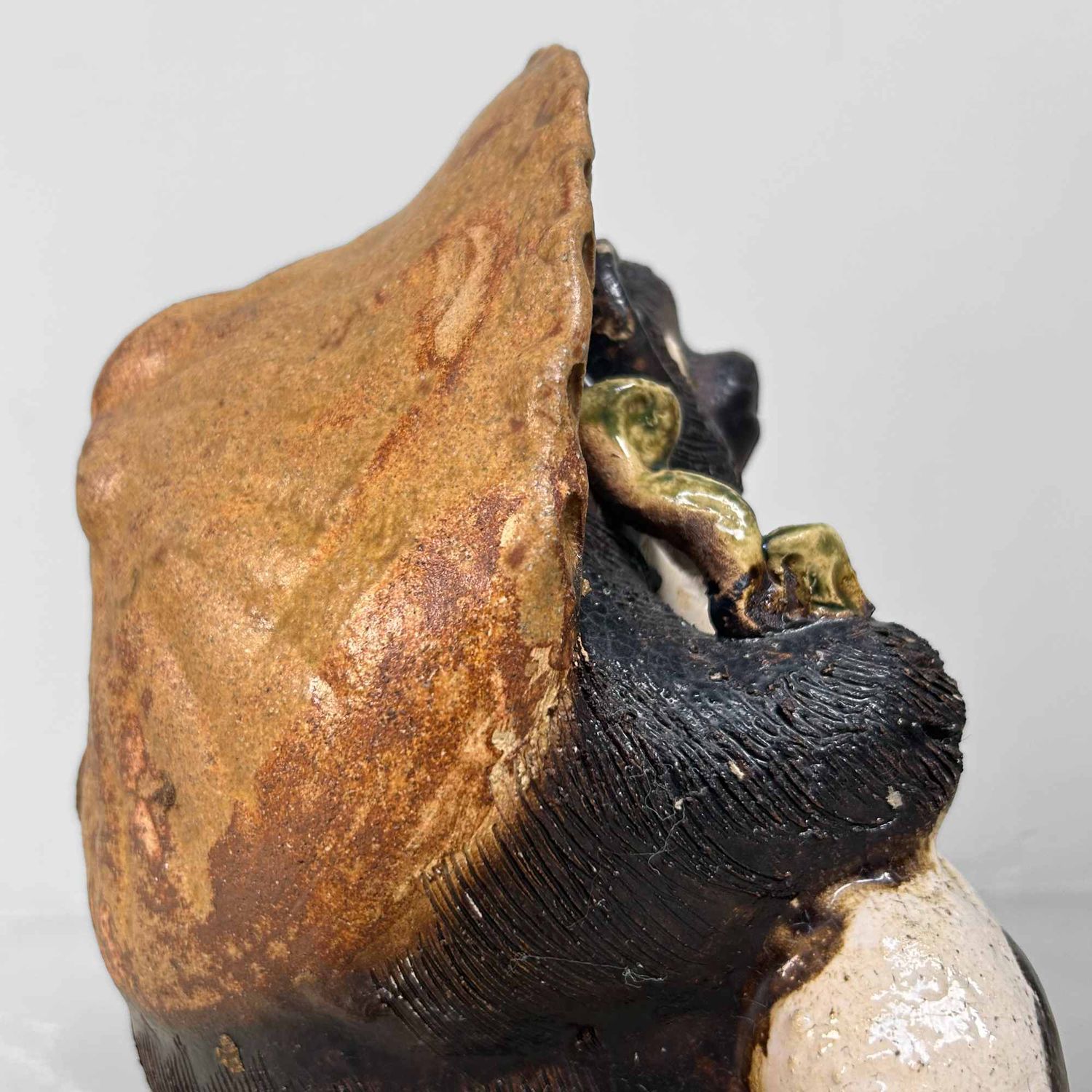 Decoratief Tanuki 狸 Beeld, Shigaraki Aardewerk, Shōwa-periode, Japan.