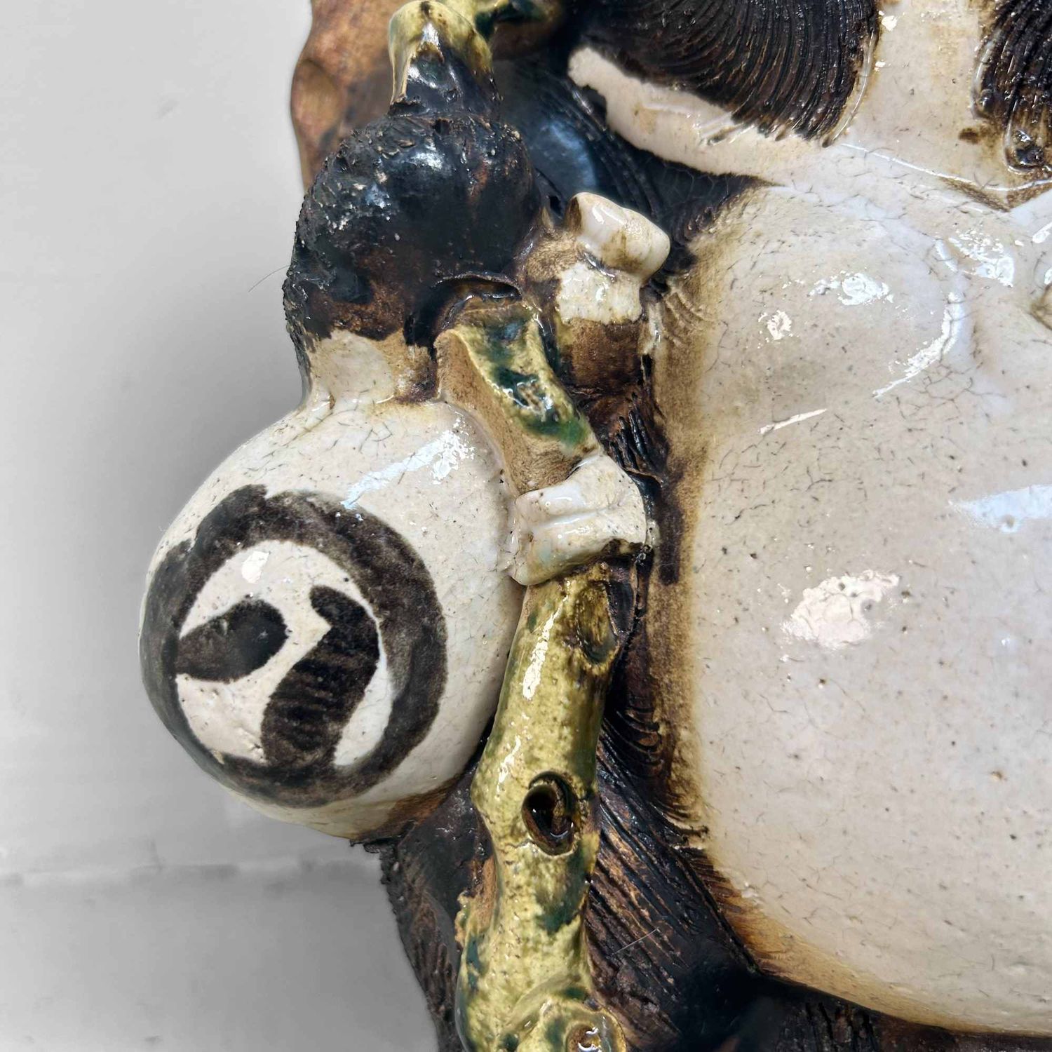 Decoratief Tanuki 狸 Beeld, Shigaraki Aardewerk, Shōwa-periode, Japan.