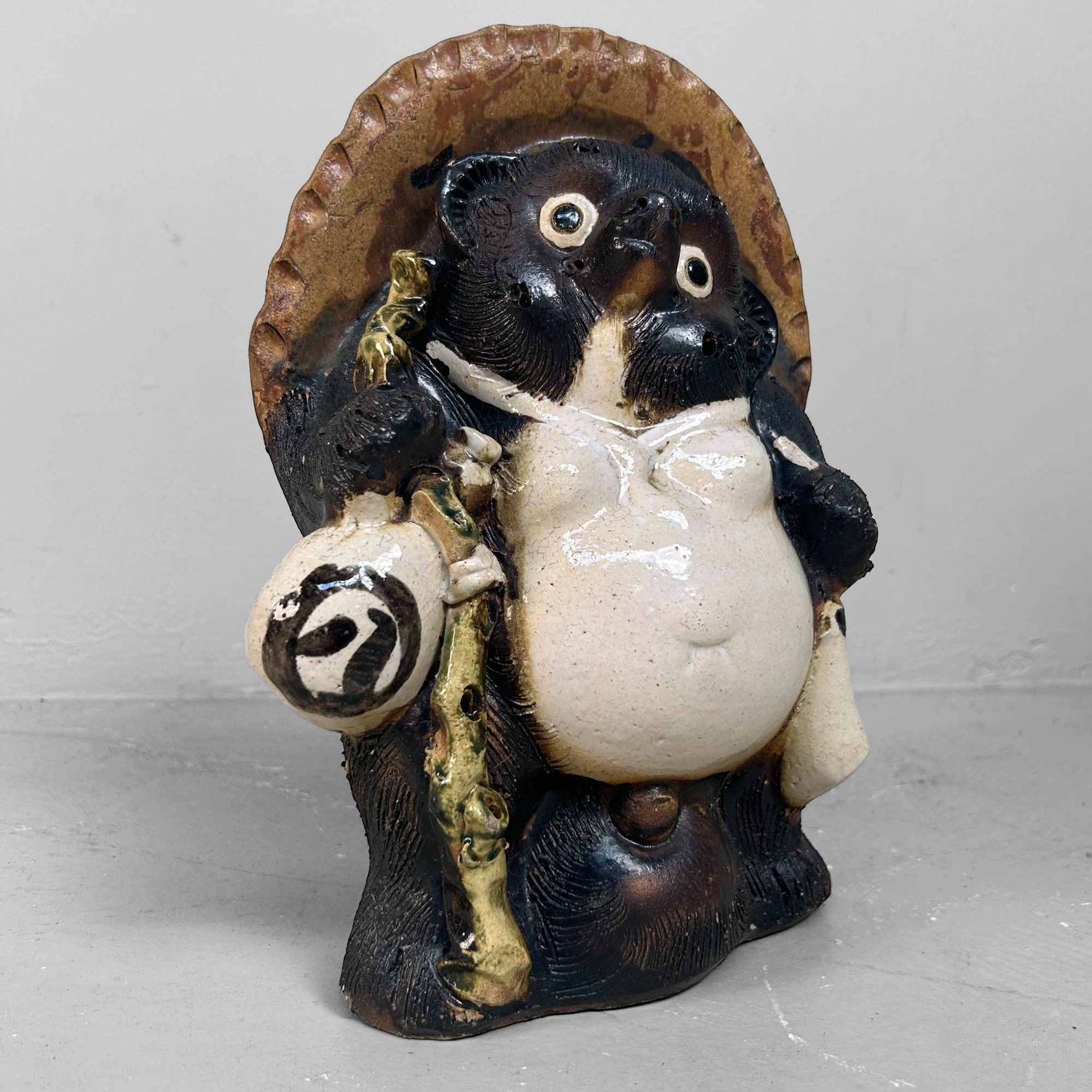 Decoratief Tanuki 狸 Beeld, Shigaraki Aardewerk, Shōwa-periode, Japan.
