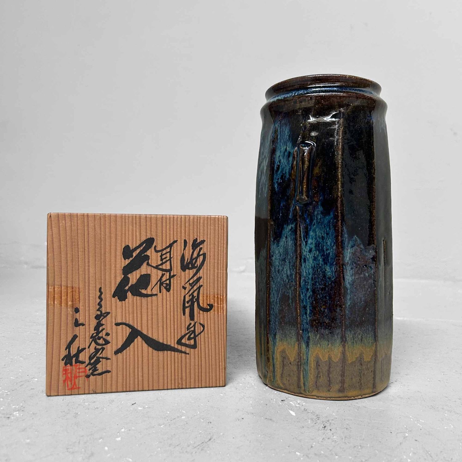 Shino Yaki 志野 Ikebana Bloemenvaas door Hasegawa, Shōwa-periode, Japan.