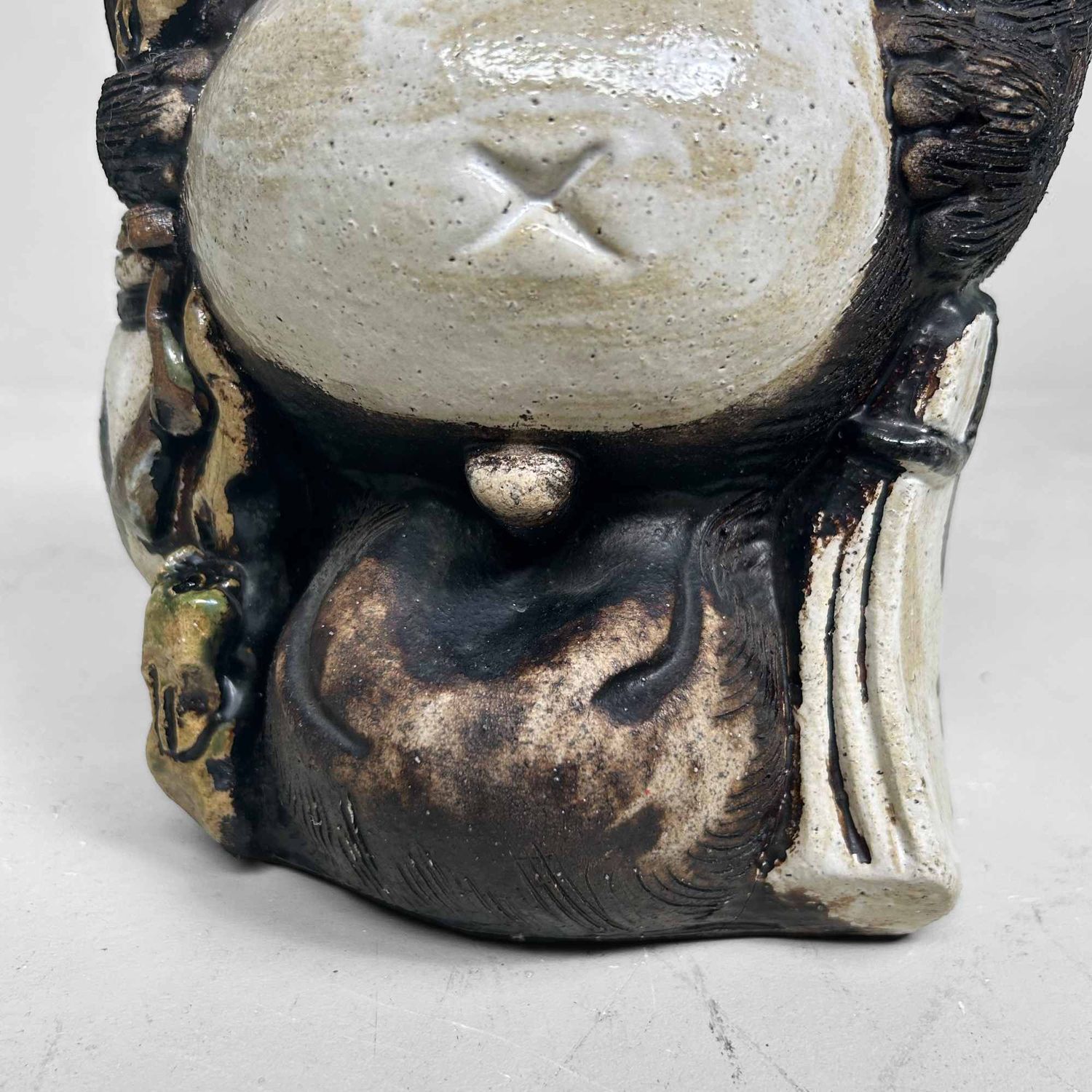 Decoratief Tanuki 狸 Beeld, Shigaraki Aardewerk, Shōwa-periode, Japan.