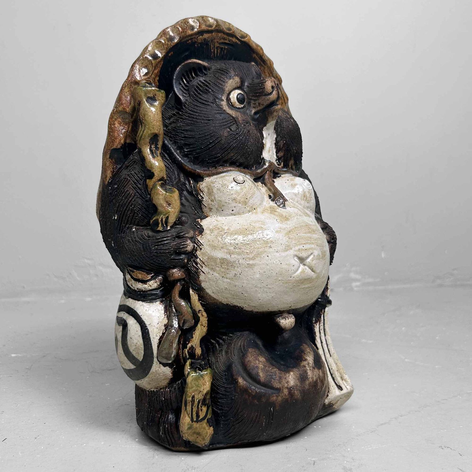 Decoratief Tanuki 狸 Beeld, Shigaraki Aardewerk, Shōwa-periode, Japan.