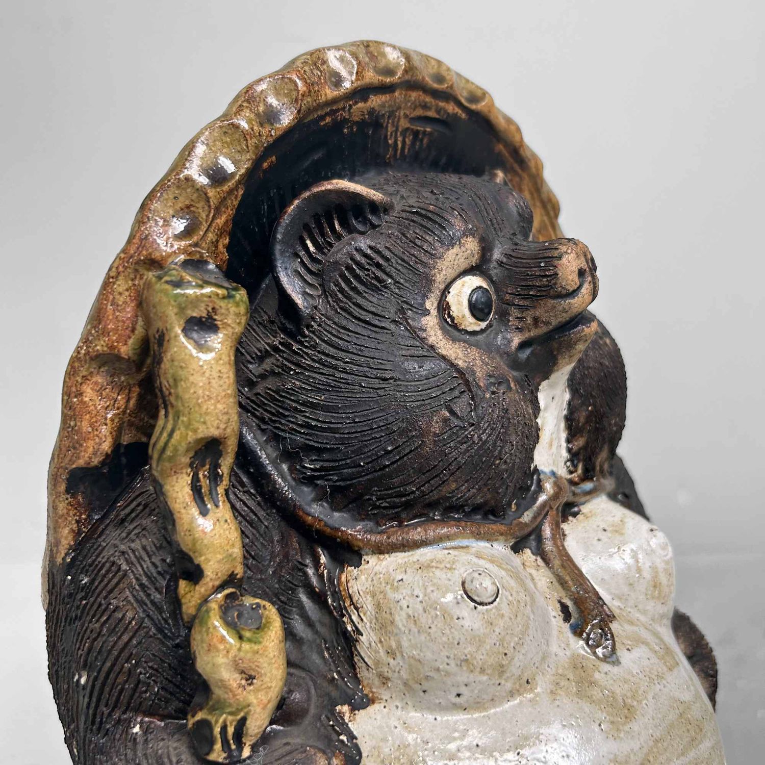 Decoratief Tanuki 狸 Beeld, Shigaraki Aardewerk, Shōwa-periode, Japan.