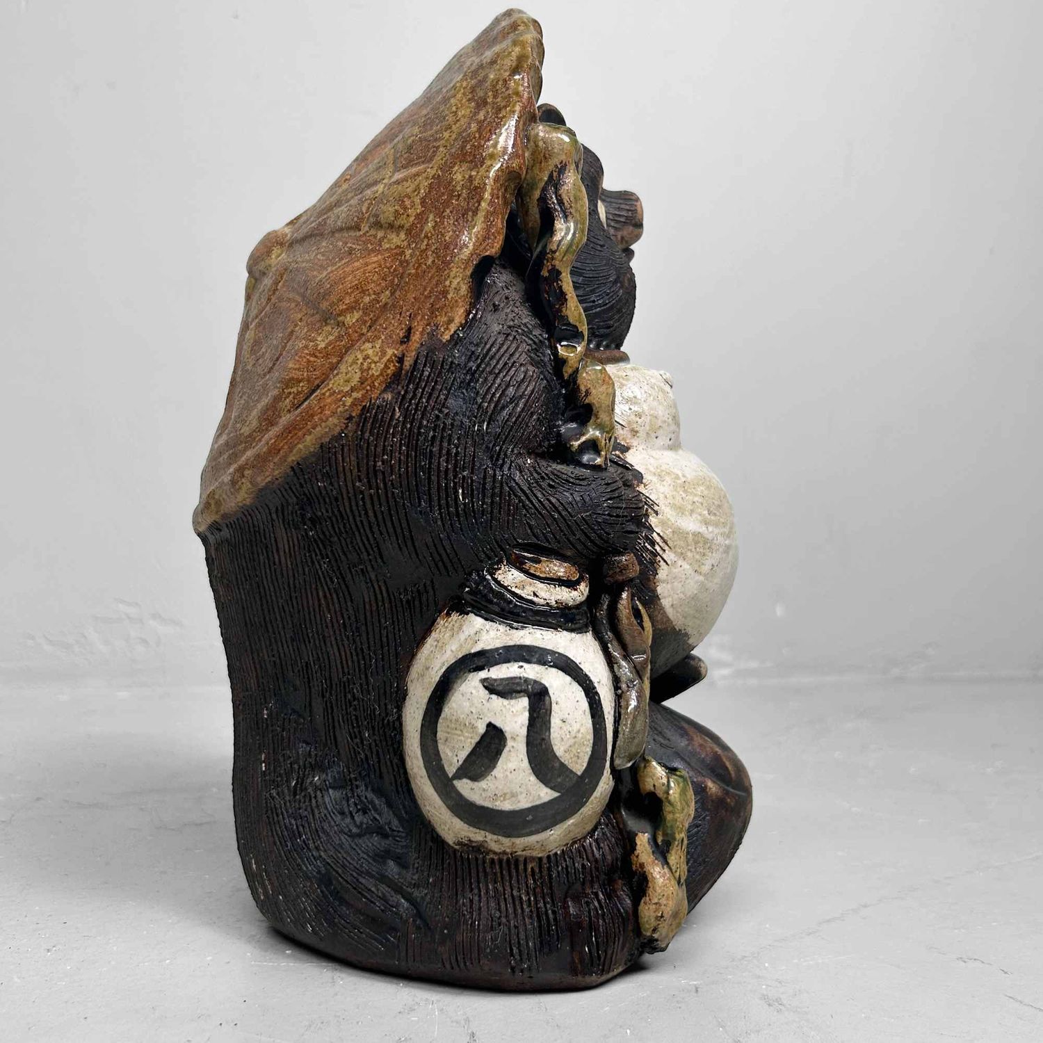 Decoratief Tanuki 狸 Beeld, Shigaraki Aardewerk, Shōwa-periode, Japan.