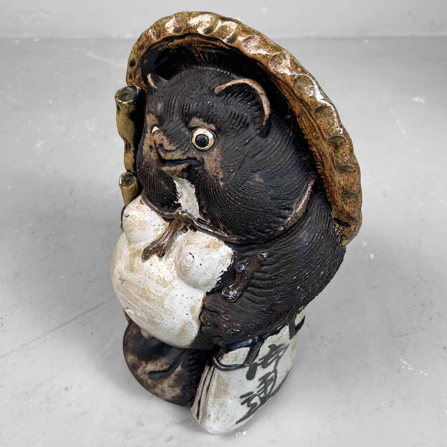 Decoratief Tanuki 狸 Beeld, Shigaraki Aardewerk, Shōwa-periode, Japan.