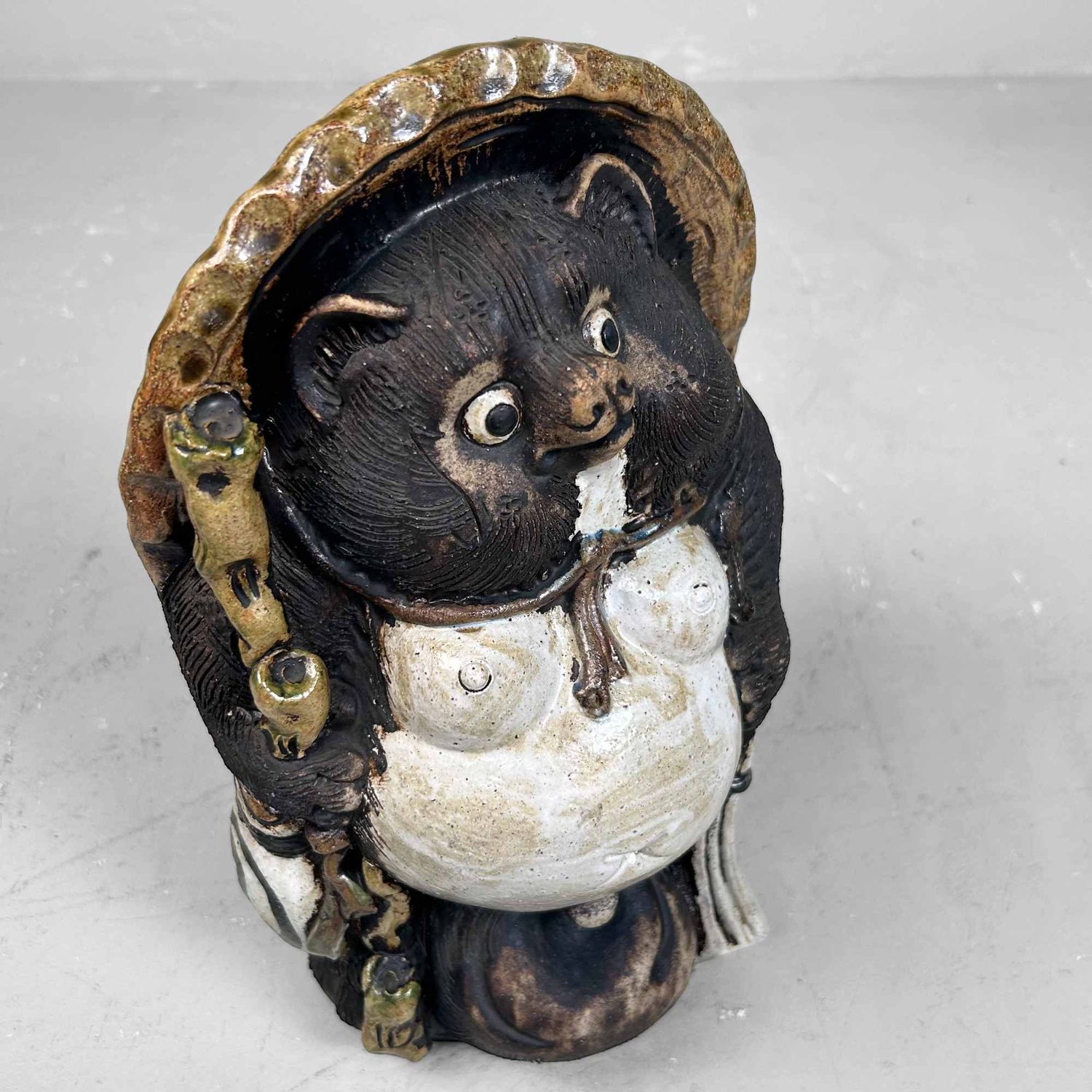 Decoratief Tanuki 狸 Beeld, Shigaraki Aardewerk, Shōwa-periode, Japan.