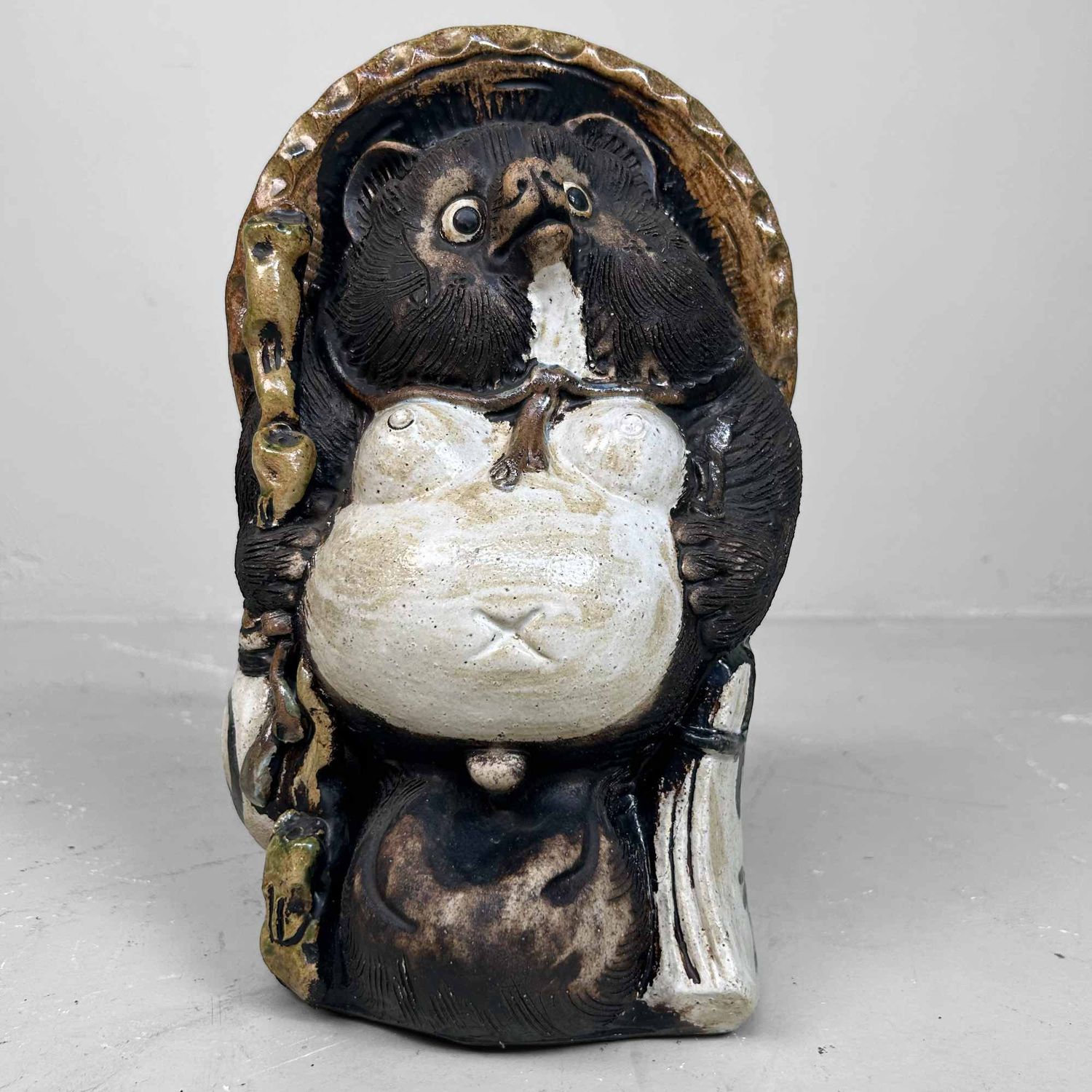 Decoratief Tanuki 狸 Beeld, Shigaraki Aardewerk, Shōwa-periode, Japan.