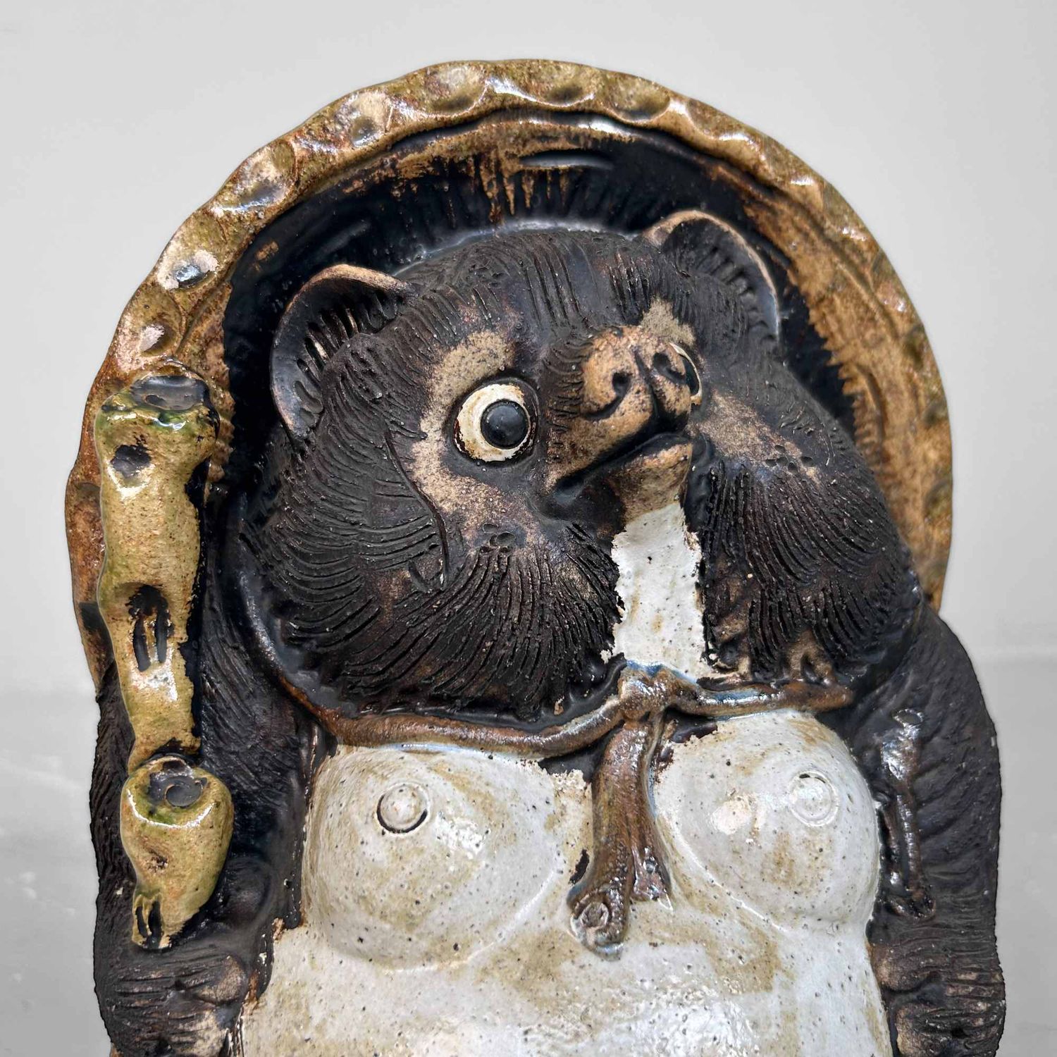 Decoratief Tanuki 狸 Beeld, Shigaraki Aardewerk, Shōwa-periode, Japan.